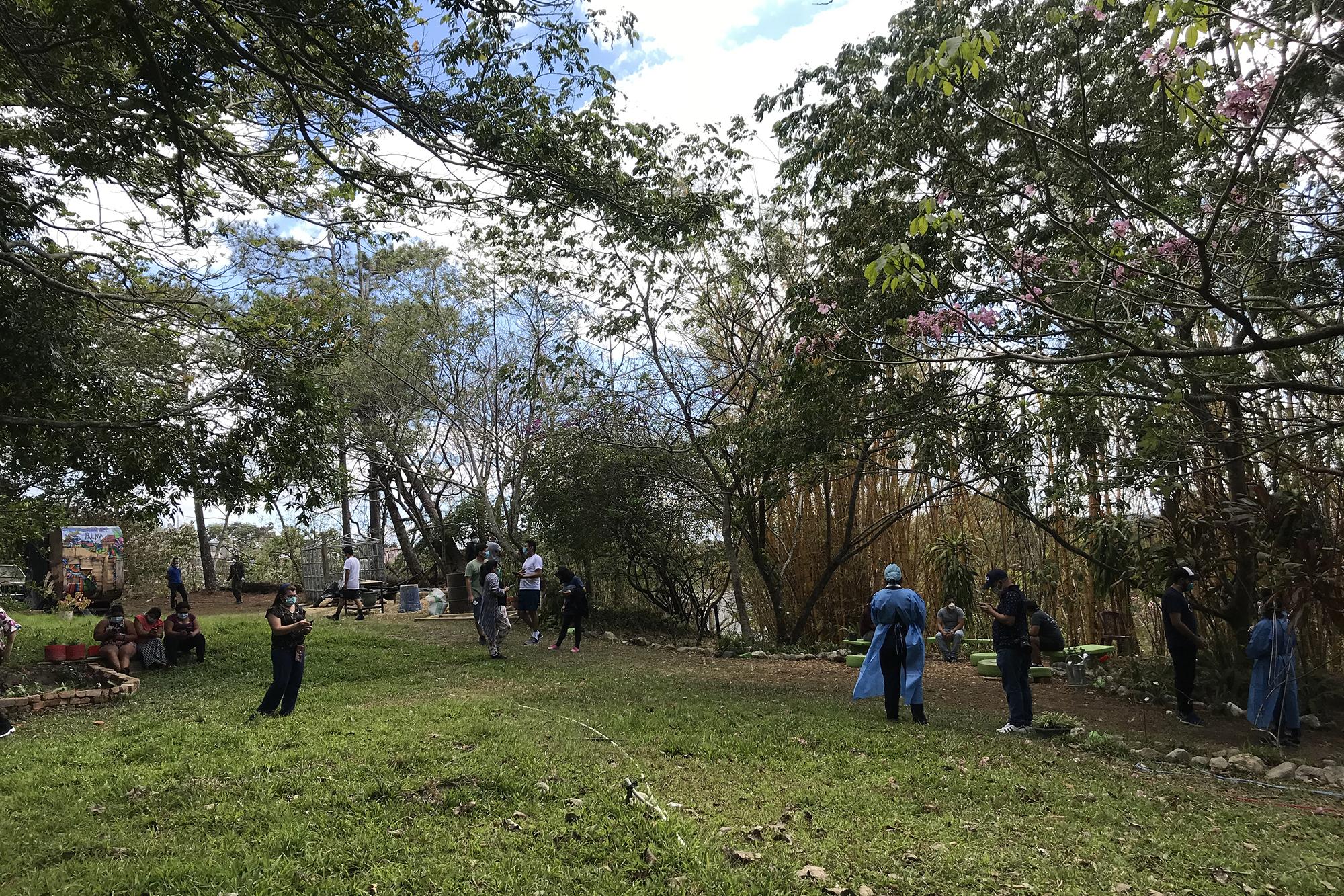 Hora de sol del día martes para algunos de los recluidos por cuarentena en el hotel de La Palma, departamento de Chalatenango. Foto: María Luz Nóchez.