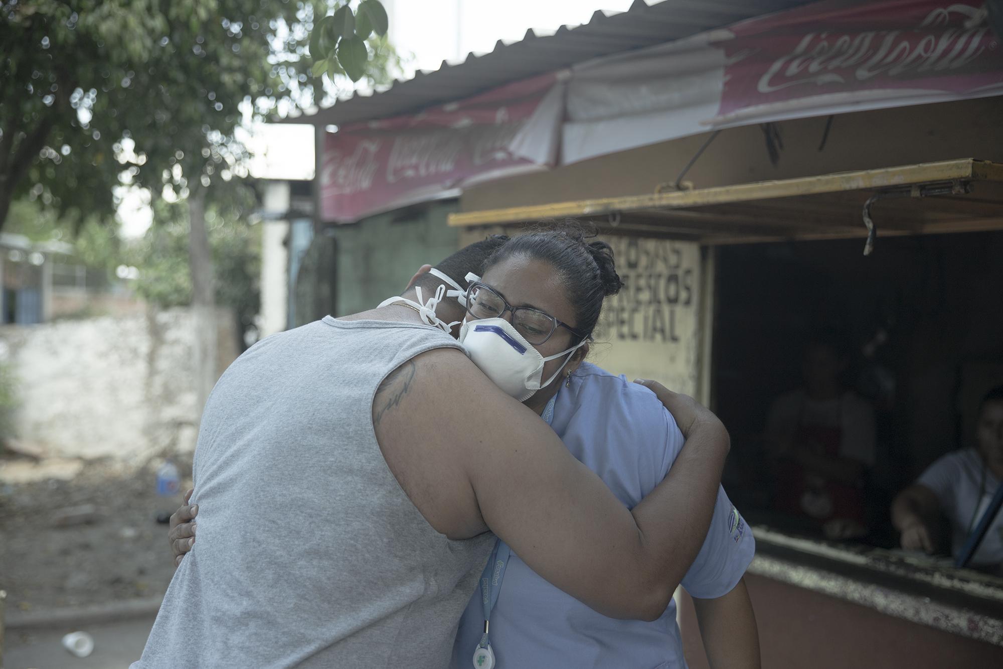 Elisa Ibarra se despide de su esposo, Emerson Menéndez, antes de ingresar a Metapán. Ambos trabajan para el FOSALUD en turnos distintos. Elisa es doctora y Emerson enfermero. Foto de Carlos Barrera. 