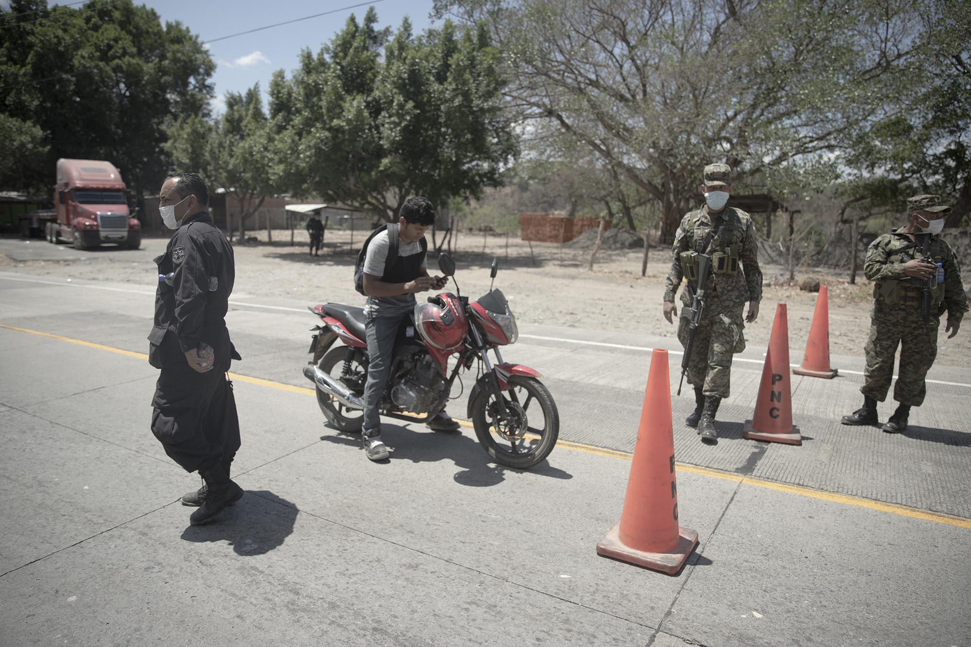 Militares y policías evitaron el acceso hacia Metapán de Heriberto Hernández quien es residente del caserío Las Piletas, lugar donde se encuentra el reten de seguridad. Foto de El Faro: Carlos Barrera