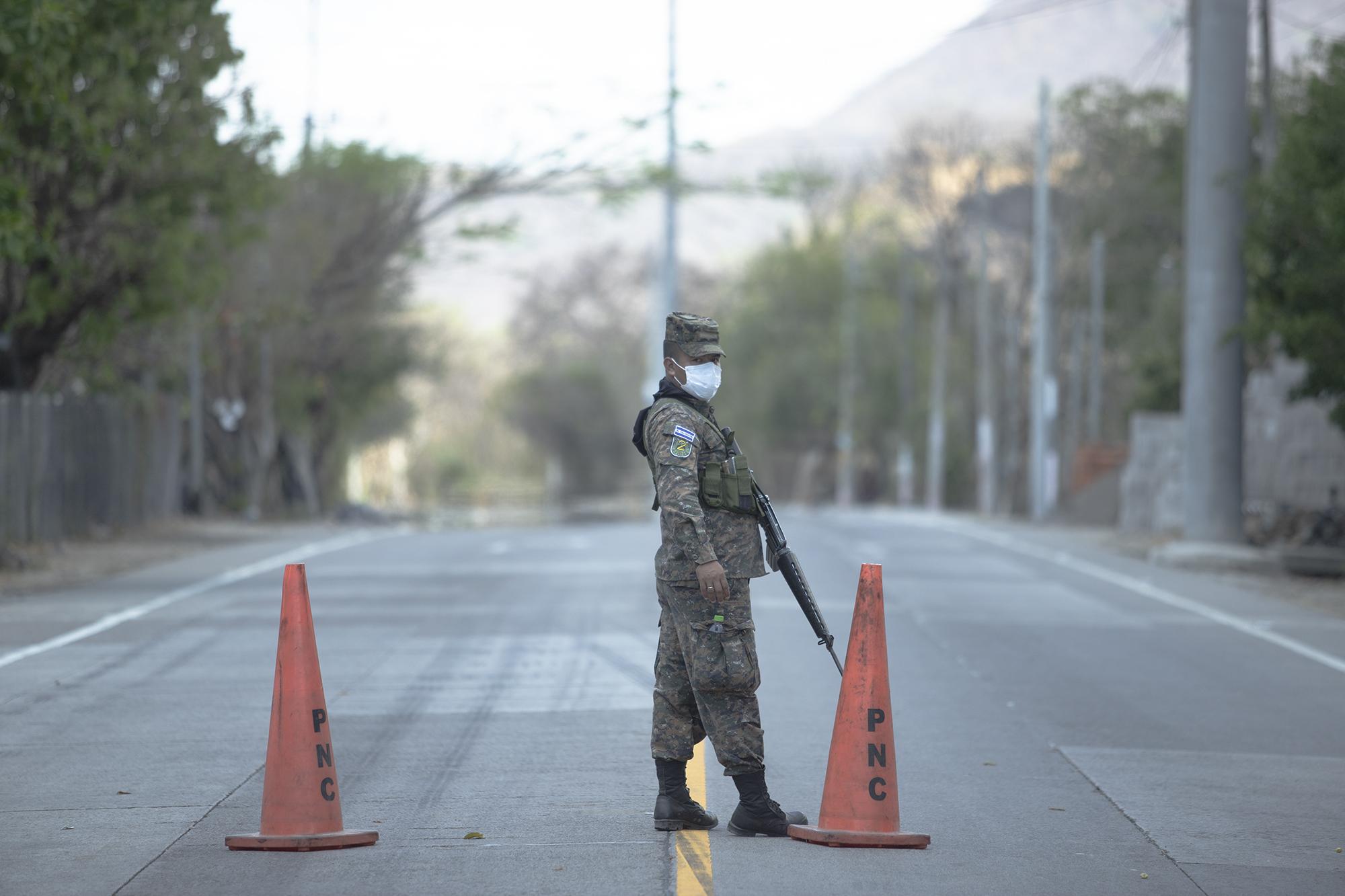 El cordón sanitario es custodiado por militares y fue aplicado la noche del 18 de marzo después de que el presidente, Nayib Bukele, anunciara el primer caso positivo de coronavirus. Foto de El Faro: Carlos Barrera