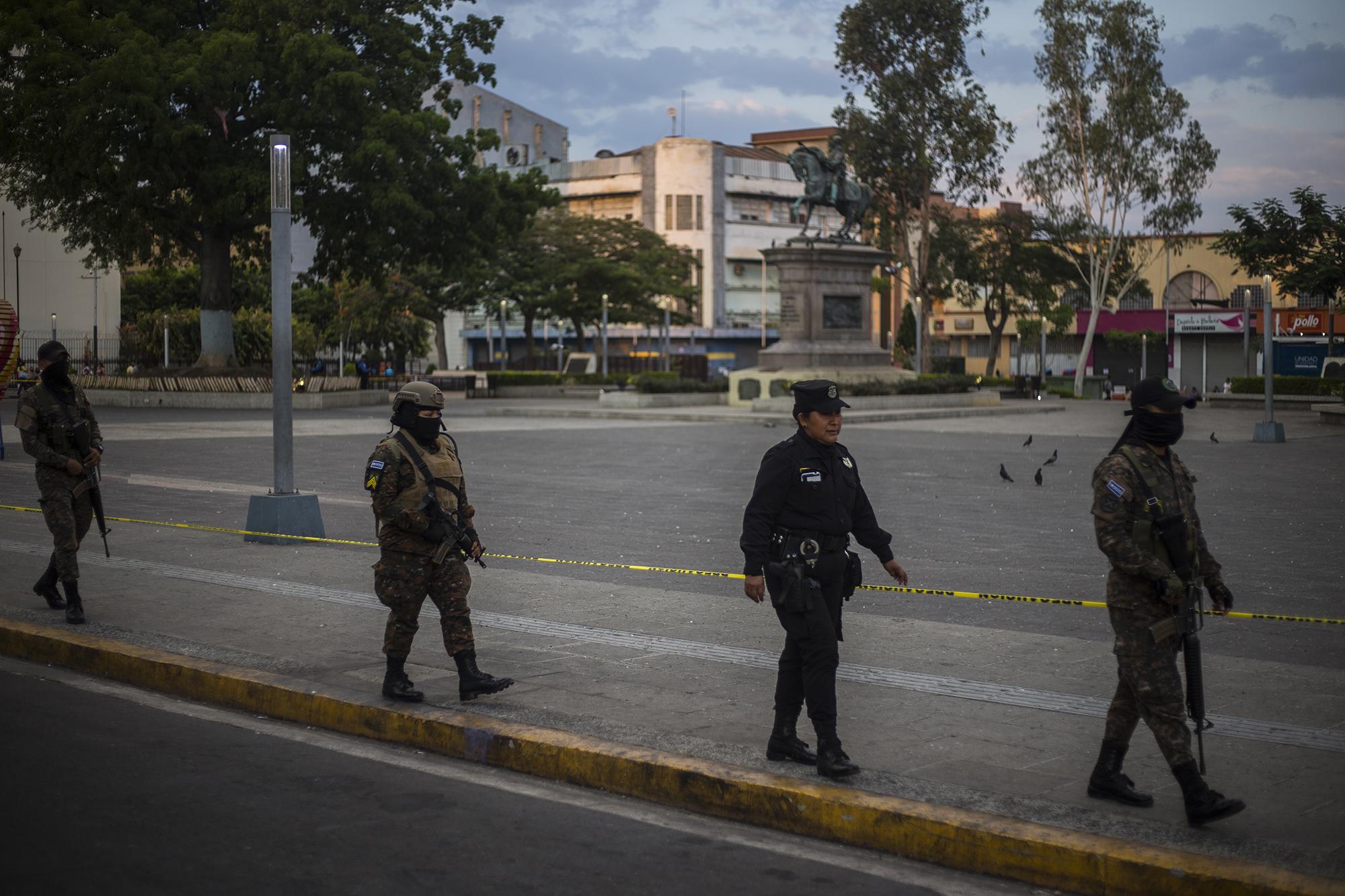 Miembros de la Fuerza Armada y la Policía Nacional Civil recorren la Plaza Barrios en el Centro Histórico de San Salvador antes del anuncio presidencial. El presidente Nayib Bukele decretó cuarentena domiciliaria por 30 días en todo el país, para evitar aglomeraciones y prevenir las consecuencias del COVID-19. Foto de El Faro: Víctor Peña.