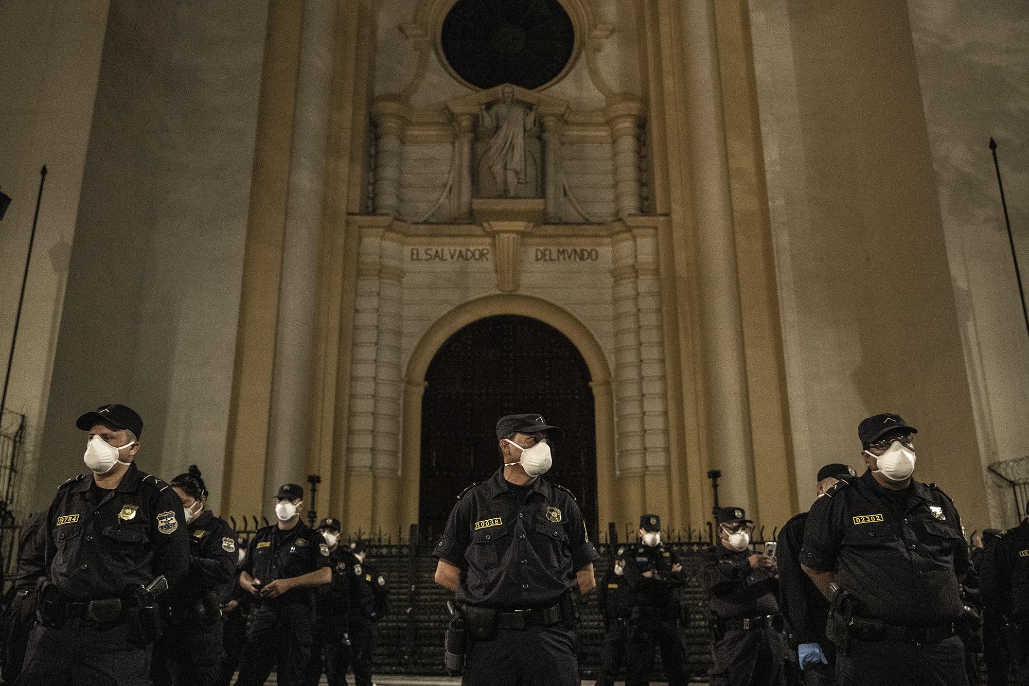 La Policía Nacional Civil desplegó a 1,500 agentes en el Centro de San Salvador la tarde-noche de este sábado 21 de marzo. El objetivo era movilizar a las personas que se encontraran en mercados, parques y plazas, para evitar las aglomeraciones y hacer ver a la gente que debía irse a casa, en preparación para el anuncio de cuarentena obligatoria que Bukele haría horas después. Foto de El Faro: Carlos Barrera