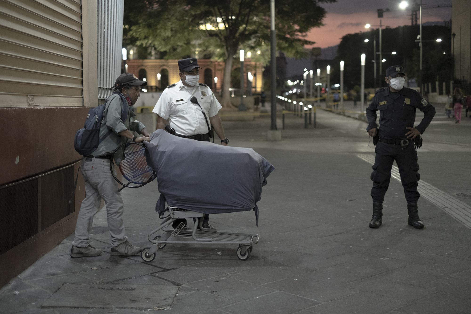 A las 6:30 de la tarde del sábado 21 de marzo, la Policía expulsó de las principales plazas del Centro Histórico a todas las personas que circulaban en el lugar, entre ellas a vendedores ambulantes, transeúntes y a las que permanecían en los pequeños negocios. Foto de El Faro: Carlos Barrera 