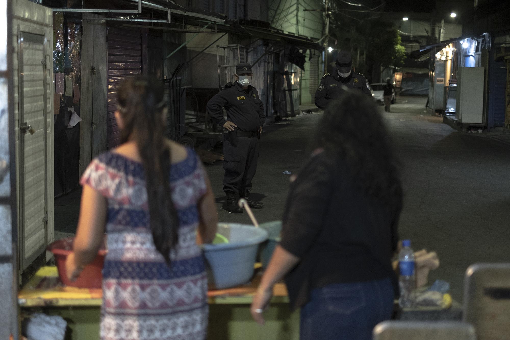 El los alrededores de la plaza José de San Martín, en el Centro Histórico, la Policía esperó hasta que el último negocio cerrara para luego evitar que personas circularan por el lugar. Foto de El Faro: Carlos Barrera