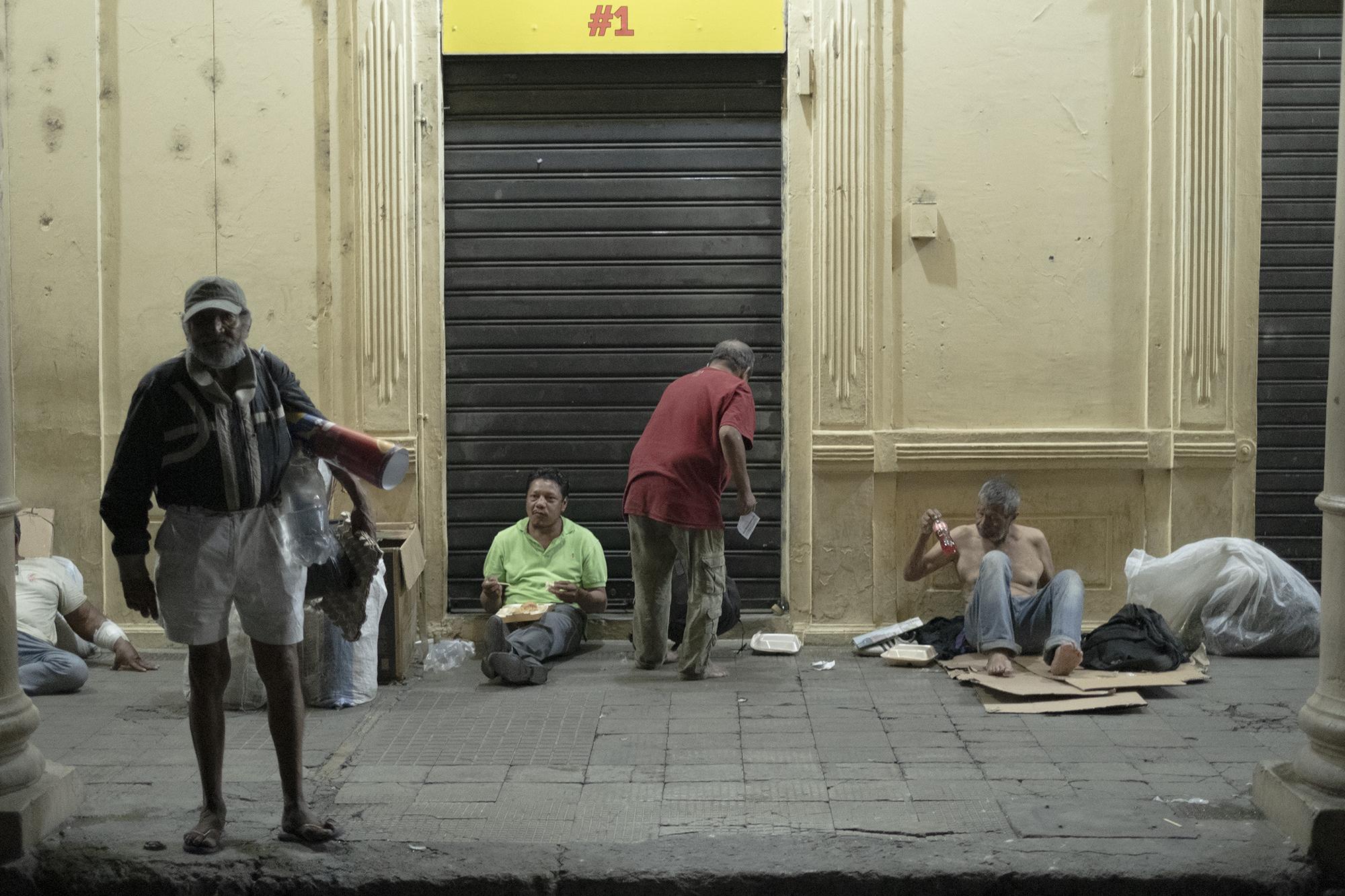El inspector encargado del operativo afirmó que van a movilizar a todas las personas que se encuentren en el Centro Histórico, incluyendo a los indigentes. En los últimos días, las autoridades ya han trasladado a algunos indigentes a dos albergues. Foto de El Faro: Carlos Barrera