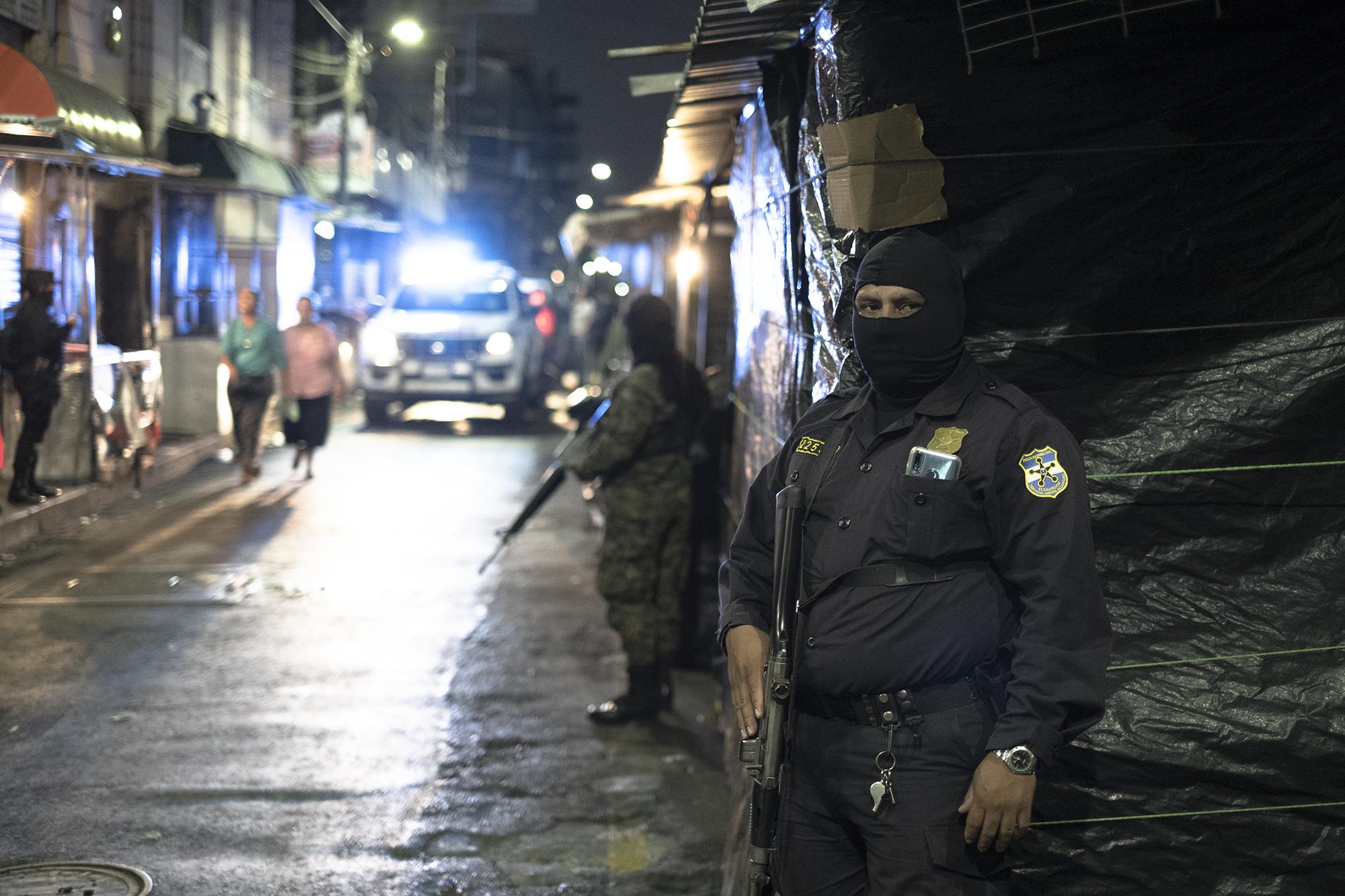 1,500 elementos de la Policía Nacional Civil y de la Fuerza Armada se desplegaron en el área metropolitana de San Salvador para poner en marcha la cuarentena domiciliar en todo el país. Foto de El Faro: Carlos Barrera