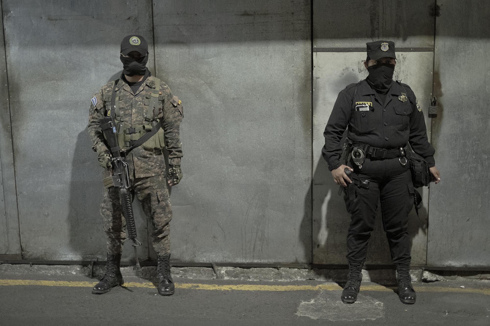 Policías y militares custodiarán las calles para evitar la libre circulación de las personas durante la cuarentena domiciliar impuesta. Foto de El Faro: Carlos Barrera