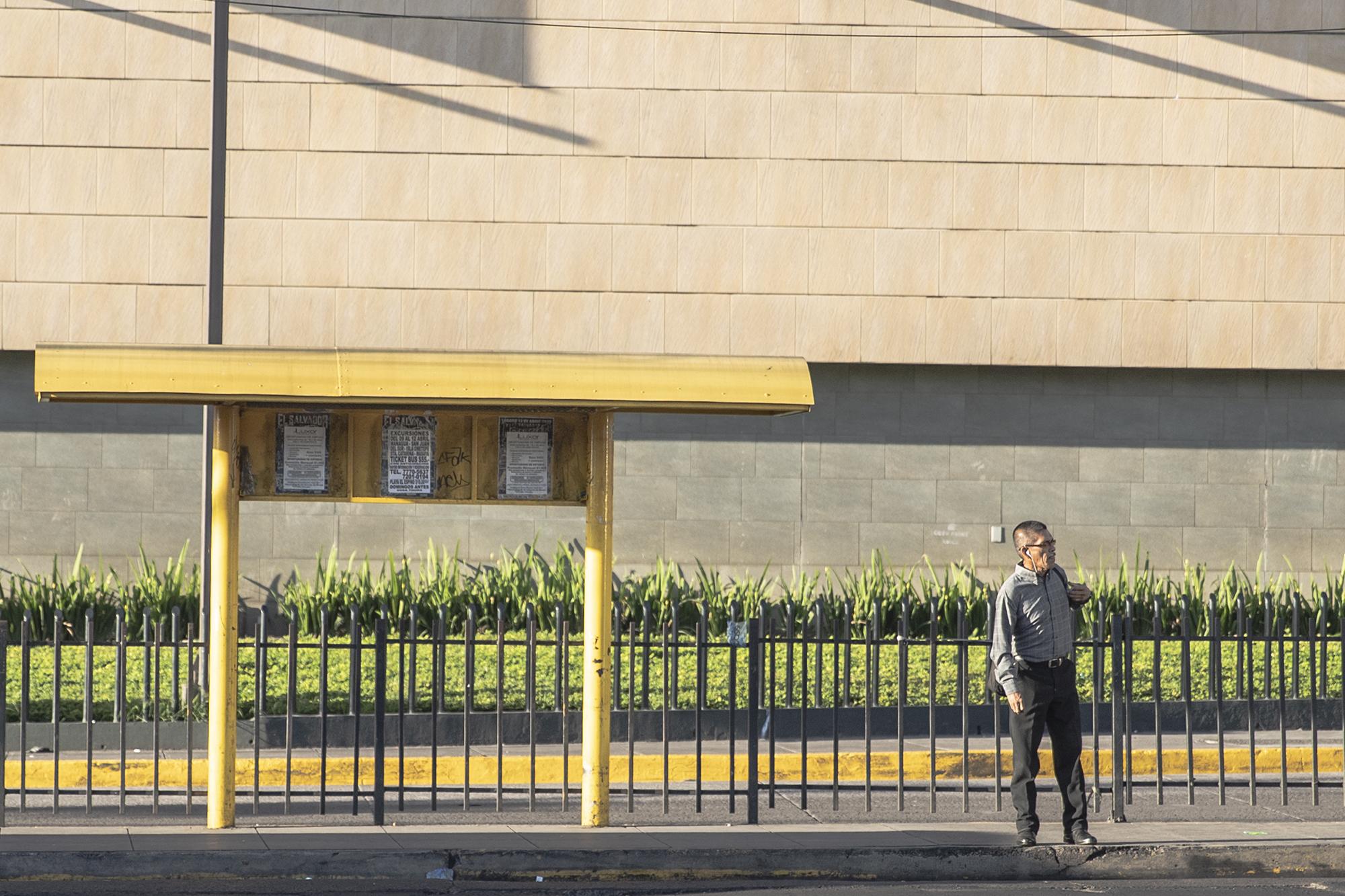 Soyapango es el municipio más populoso del departamento, con 285,000 habitantes. Así lucía a las 7:00 a.m la parada de buses de Plaza Mundo, sobre el bulevar del Ejército. Foto de El Faro: Carlos Barrera