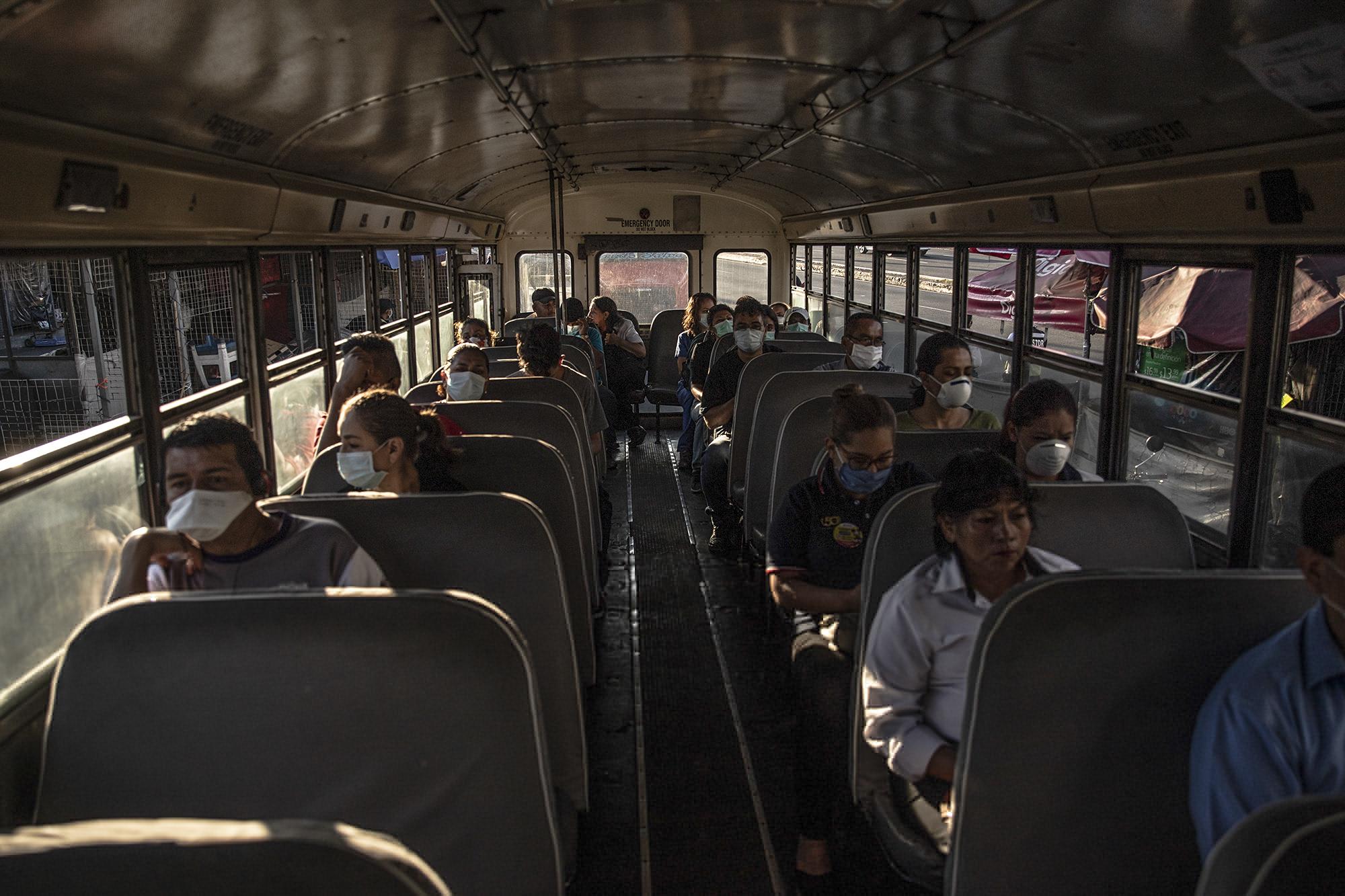 La ruta 7C hace su recorrido de Bosques de Prusia en Soyapango hasta San Salvador. Normalmente a las 7:00 a.m estos buses viajan con gente colgando de las puertas. Dos días después de decretarse la cuarentena domiciliar, la ruta 7C llevaba 21 pasajeros mientras recorría el bulevar del Ejército. Foto de El Faro: Carlos Barrera