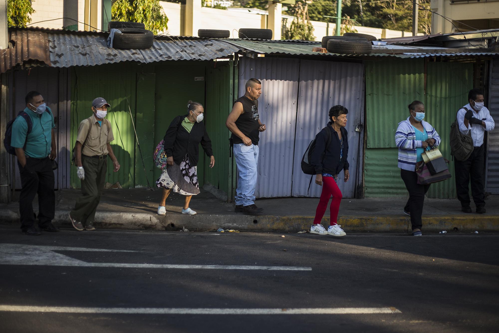 En este grupo había obreros, trabajadoras domésticas y vendedores. Esperaban en la estación del redondel Masferrer, en la colonia Escalón. Eran las 7:30 de la mañana cuando un autobús los recogió y los colocó a uno en cada asiento. Iban rumbo a sus trabajos en un lunes anormal.