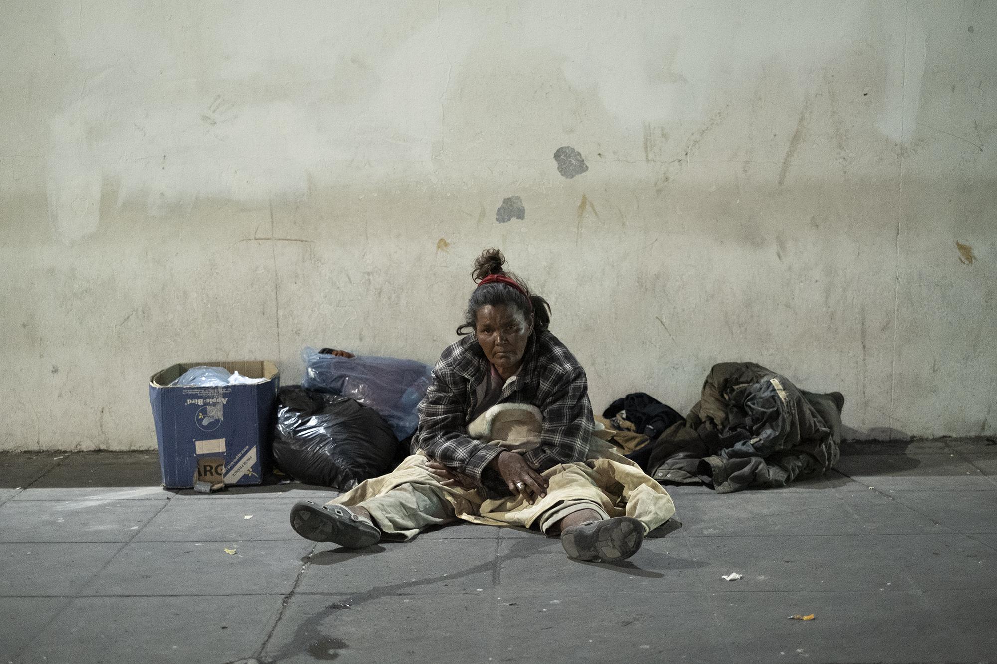 Blanca Estela Andrés tiene 52 años, es una de las decenas de personas sin hogar que duerme en las calles del área metropolitana de San Salvador. Por su edad, no puede entrar a un asilo aún, y asegura que ha pedido en muchas ocasiones que la lleven a un albergue de la Alcaldía de San Salvador, pero no le han hecho caso. 