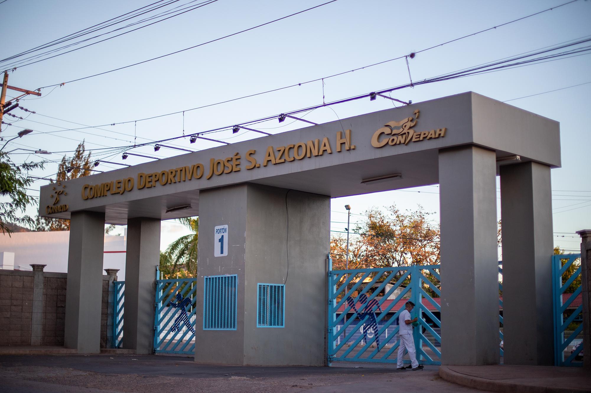 The José Simón Azcona Athletic Complex, popularly referred to as the Olympic Village, has been occupied by the authorities of the Permanent Contingency Committee (COPECO), Military Police, and the National Civil Police to convert it into a space to attend to Covid-19 patients. Tegucigalpa, March 18, 2020. Photo: Martín Cálix.