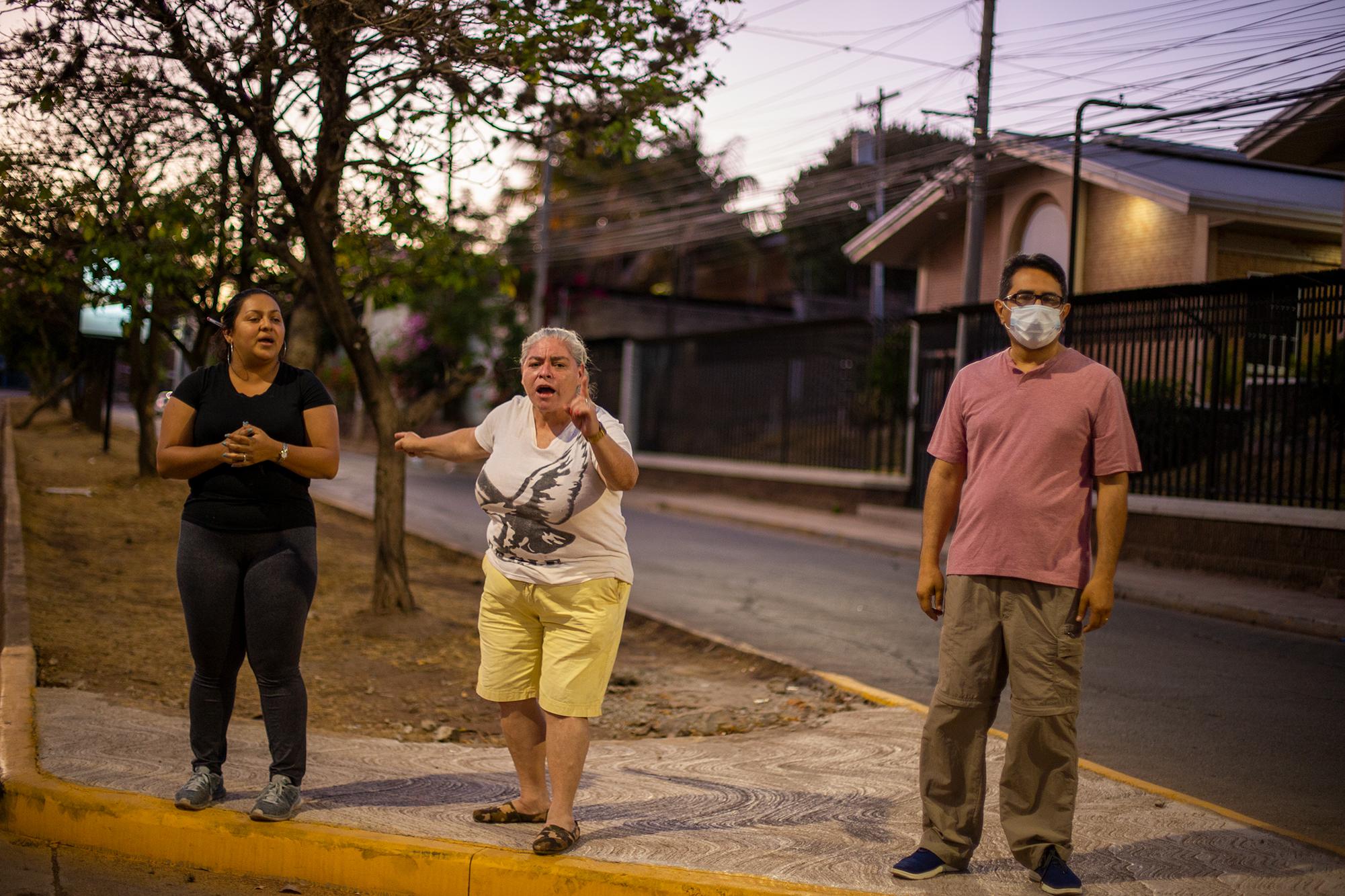 A woman shouts that in front of the José Simón Azcona Athletic Complex there is a retirement home whose residents could be put in danger due to their proximity to serious cases of Covid-19, echoing claims by residents of the Olympic Village neighborhood. Tegucigalpa, March 18, 2020. Photo: Martín Cálix.