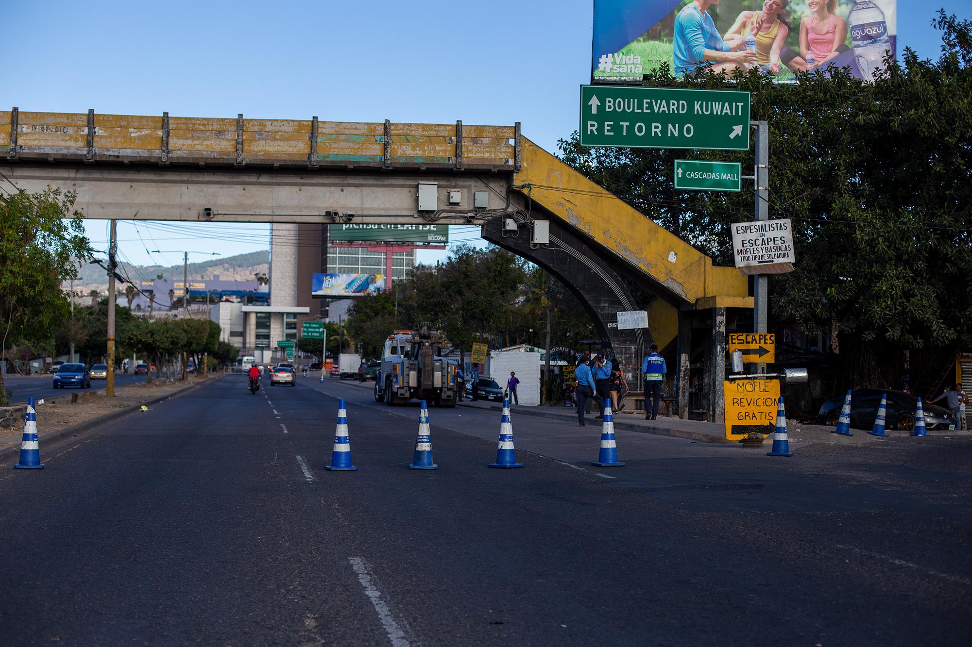 A police checkpoint near the Las Brisas neighborhood on Fuerzas Armadas Boulevard, on the second day of the total curfew put in place for the Central District. Tegucigalpa, March 18, 2020. Photo: Martín Cálix.