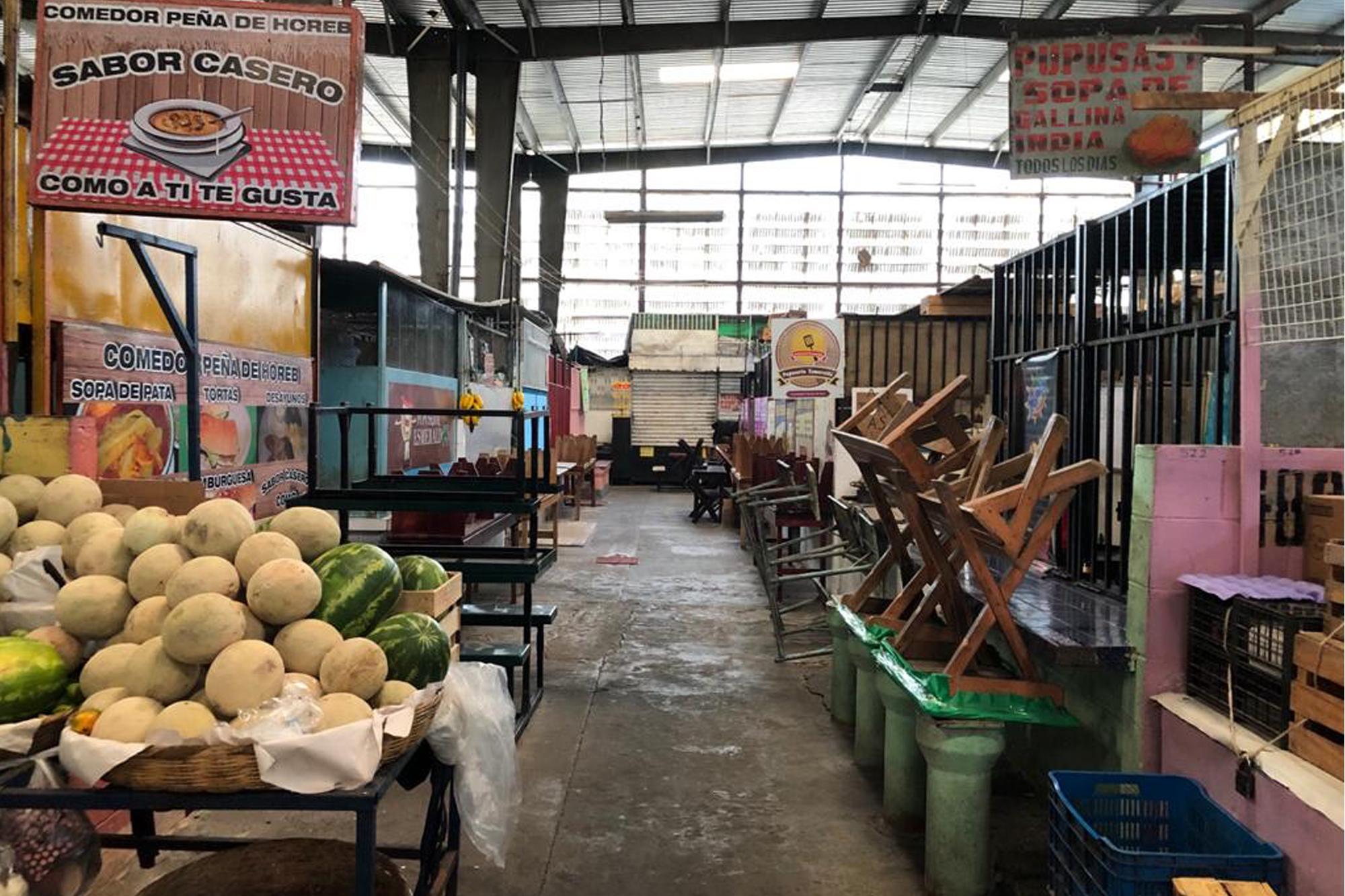 El mercado municipal de Mejicanos luce desierto. Algún que otro puesto abierto, algún comprador. La cuarentena prohibe cualquier venta que no sea de productos de primera necesidad. Foto de El Faro: Carlos Martínez