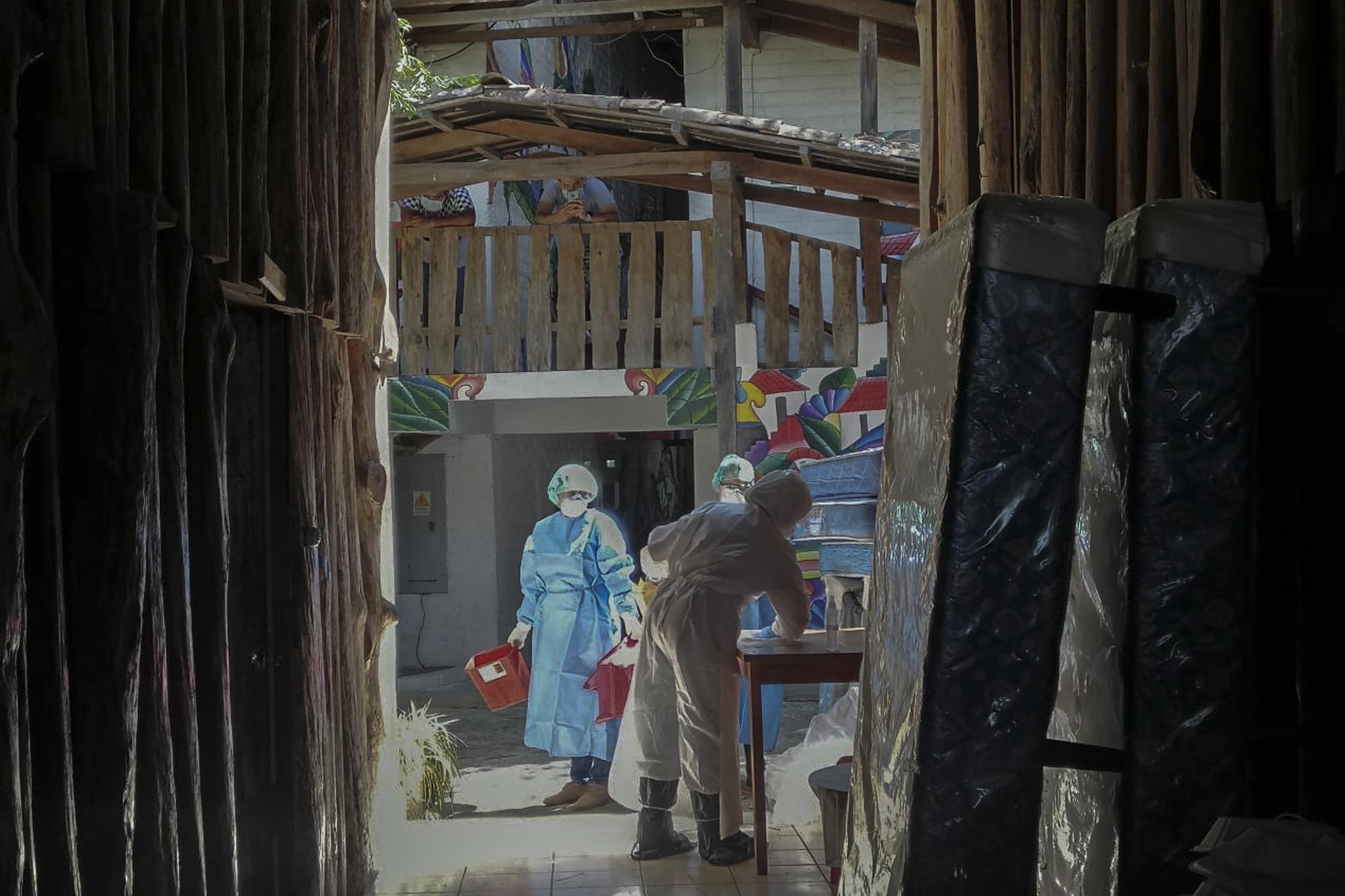 La mañana del jueves 26 de marzo, personal médico llegó al albergue Hotel La Palma a tomar muestras a 5 de las personas que cumplen cuarentena. Los médicos dijeron no tener instrucción de hacer a más personas dentro de este centro de contención. Foto de El Faro: María Luz Nóchez