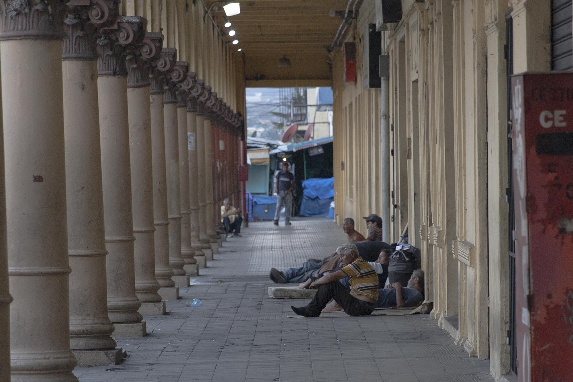 De las pocas personas que han quedado en el Centro Histórico están las viven en sus calles y plazas, personas sin hogar que han hecho de los portales de la Plaza Libertad su refugio. Foto de El Faro: Carlos Barrera.