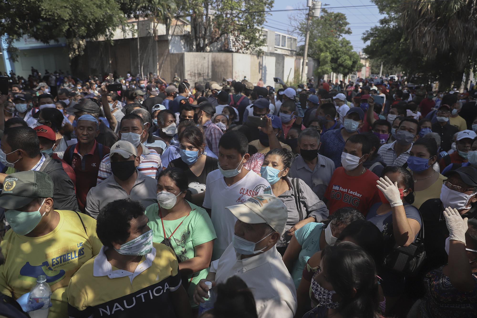 Después del cierre del Cenade, cientos de personas se aglutinaron en los alrededores para exigir una respuesta ya que no fueron seleccionados para recibir el bono de $300 para los hogares que perdieron sus ingresos por la emergencia provocada por el coronavirus. Foto de El Faro: Carlos Barrera