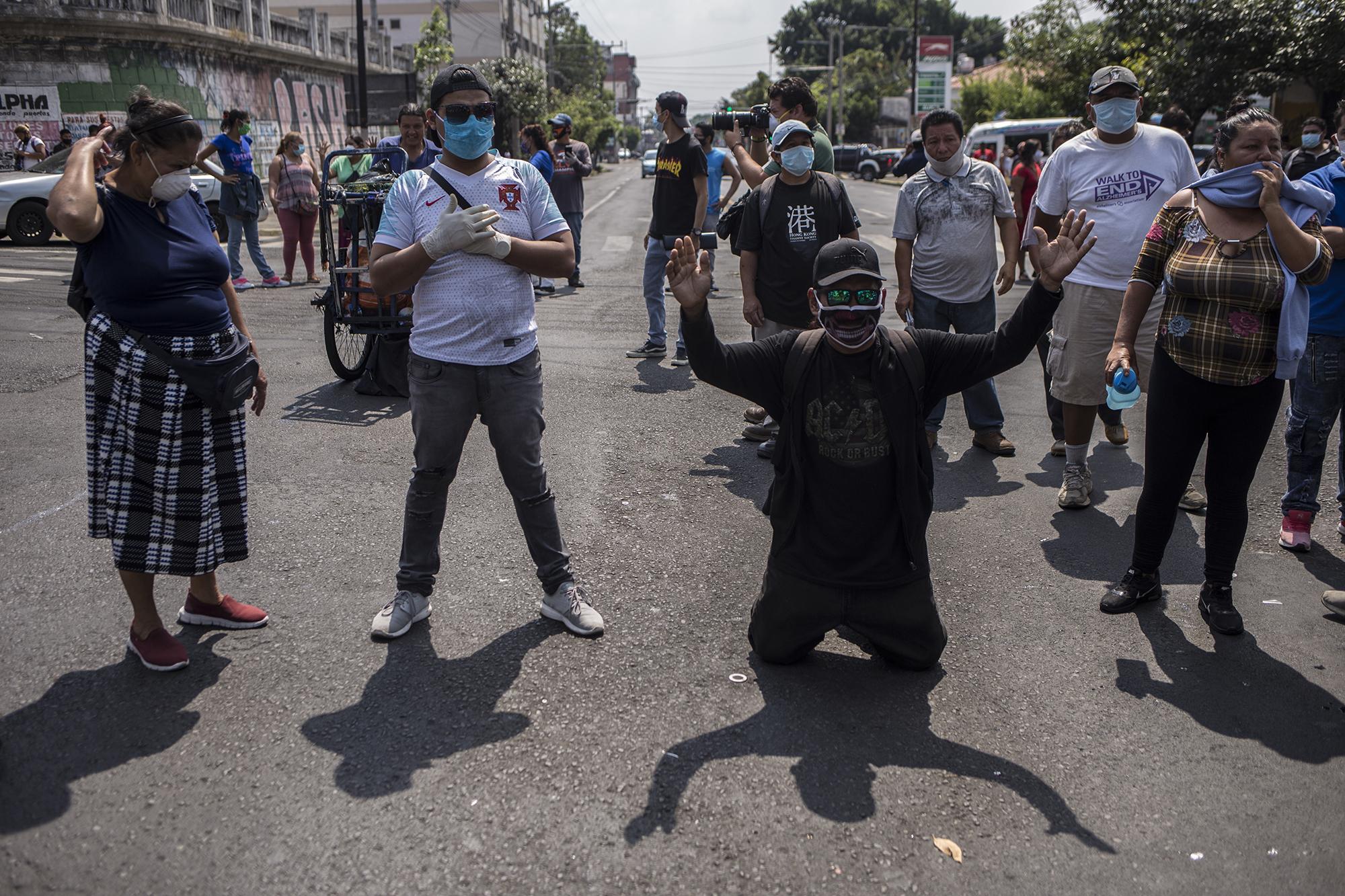 “Este no es el frente, ni Arena, es la población que exige sus derechos”, decían algunos manifestantes que, por unos minutos, cerraron el paso sobre la 25 Avenida Sur y la Alameda Roosevelt el día lunes 30 de marzo, ante el cierre de los centros de entrega del apoyo económico ofrecido por el Gobierno. Foto de El Faro: Víctor Peña.