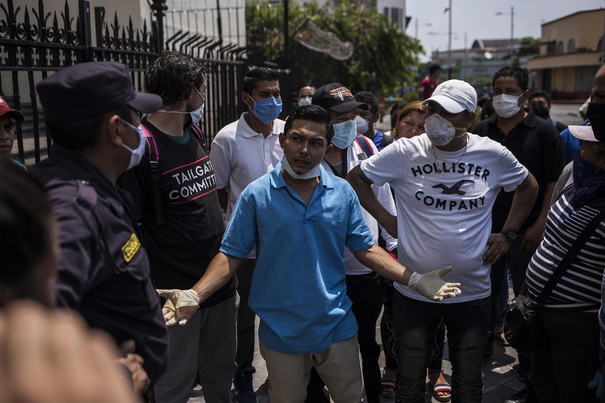 Daniel Alexis Ochoa, obrero de 25 años, se convirtió en personaje del día lunes 3 de marzo. Tras el cierre de los Cenade, por acumulación de personas, hubo desórdenes en las calles. Muchos gritaron en reproche. Daniel, en su desesperación, amenazó con realizar saqueos y enfrenta un juicio. En la imagen, discute con policías antes de ser arrestado en el Centro de San Salvador. Foto de El Faro: Víctor Peña.