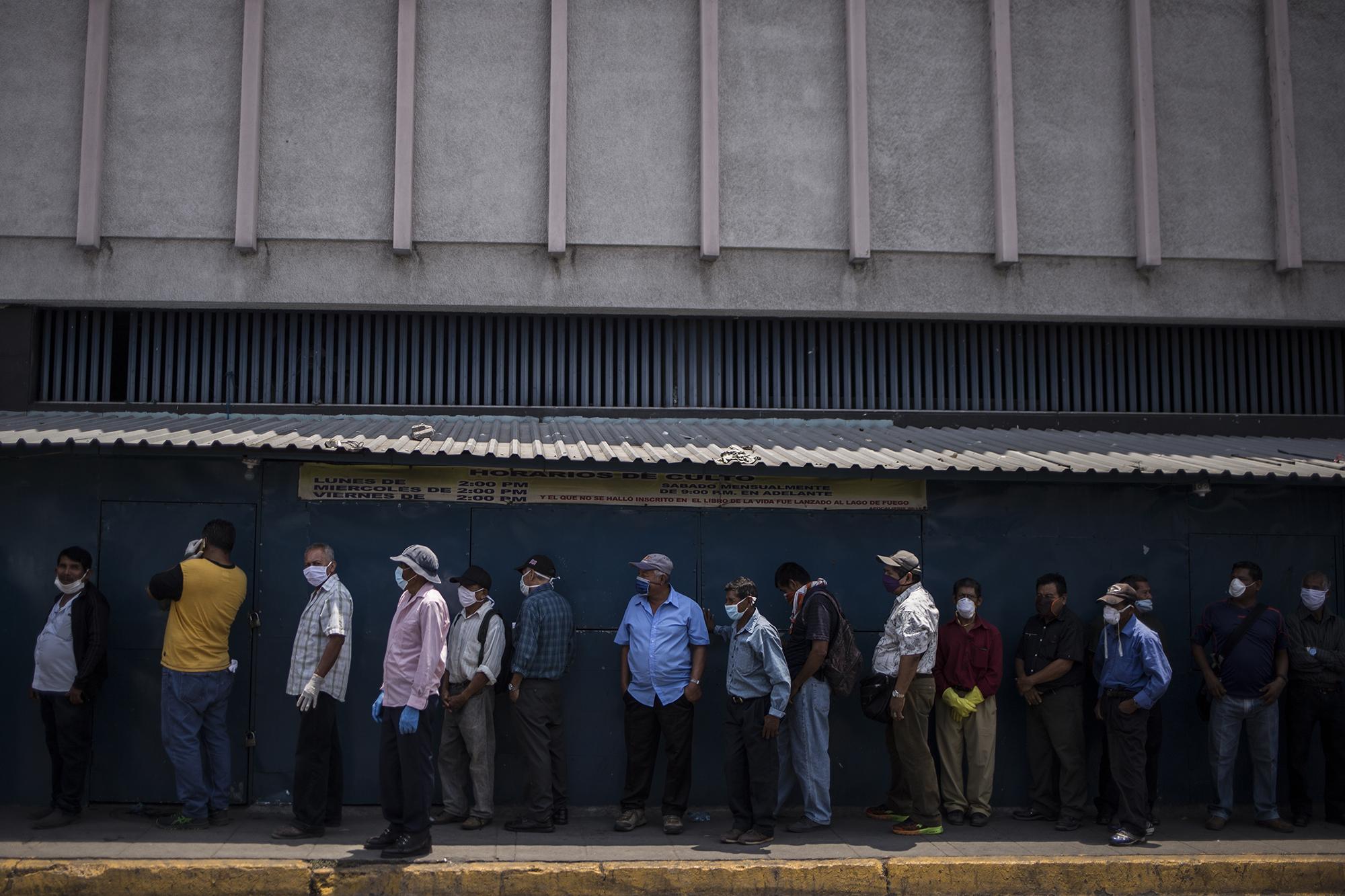 Veteranos de la Fuerza Armada hacían fila para cobrar su pensión afuera del Banco Hipotecario en el centro de San Salvador. Ahora la administración Bukele construye una nueva biblioteca en el lugar donde por décadas funcionó la Biblioteca Nacional. Foto:Archivo.