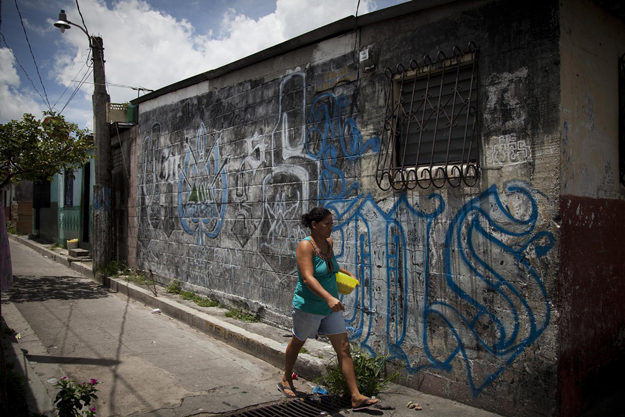 Imagen tomada durante la Presidencia de Salvador Sánchez Cerén (2014-2019), en la comunidad 22 de Abril, de Soyapango, durante un evento de borrado de pintadas de las pandillas. Foto de El Faro: Archivo. 