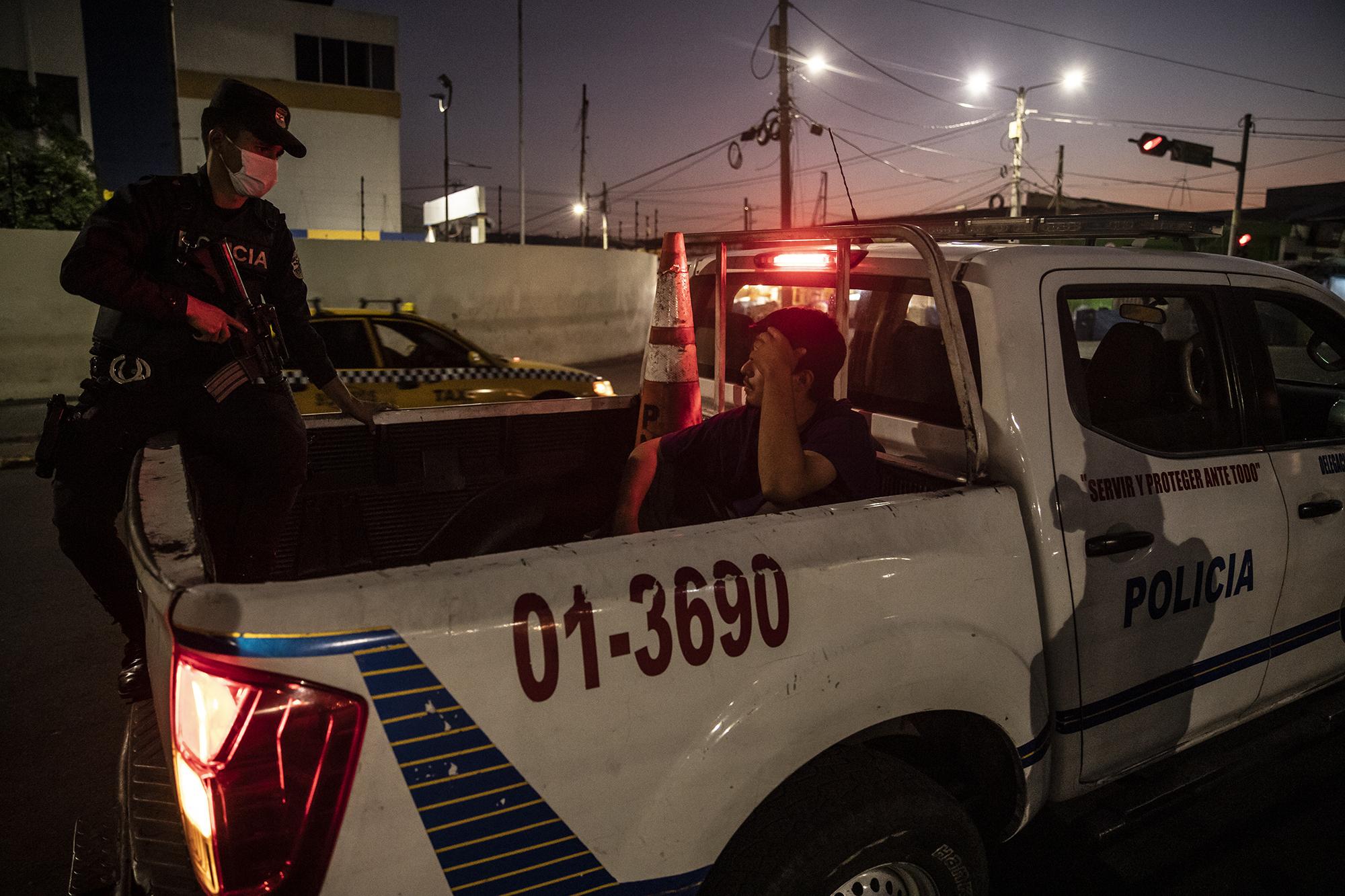 El 23 de marzo de 2020, a las 6:30 p.m., la Policía detuvo a un hombre que circulaba en los alrededores de la plaza Gerardo Barrios. El hombre no pudo justificar la razón por la cual andaba en las calles a esa hora. Los agentes lo remitieron a la delegación Centro, para que sea trasladado a uno de los 