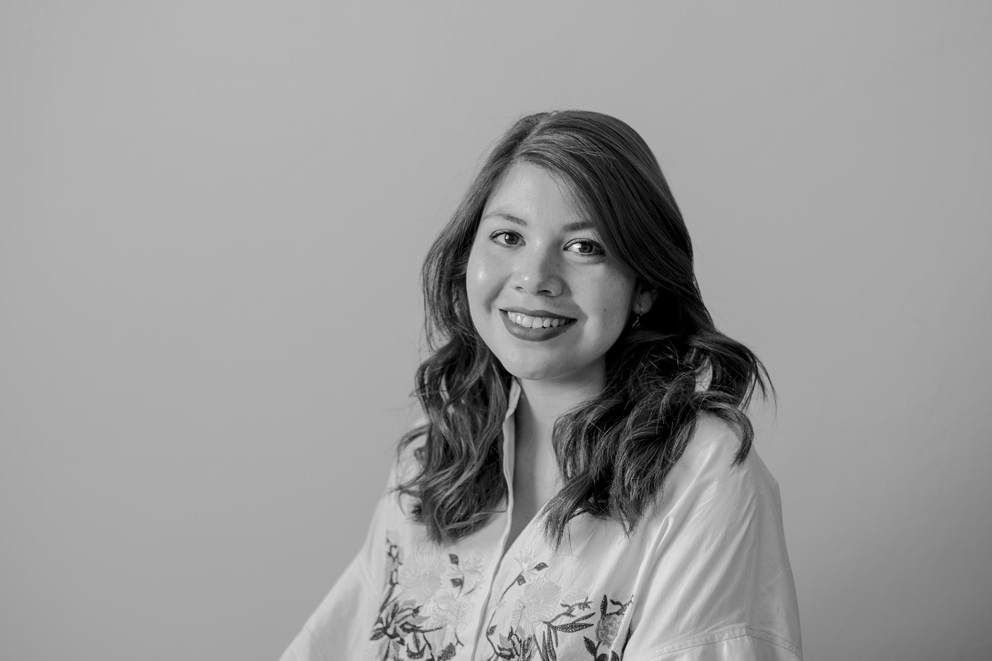 Laura Arévalo es empresaria social y presidenta de Fundación Continúa. Licenciada en Economía y Negocios, amante del márketing y la escritura. Padece de fibromialgia, condición que hizo cambiar el propósito su vida, y ahora se dedica a concienciar, reducir el estigma y educar sobre el estrés, la ansiedad, la depresión y el burnout.