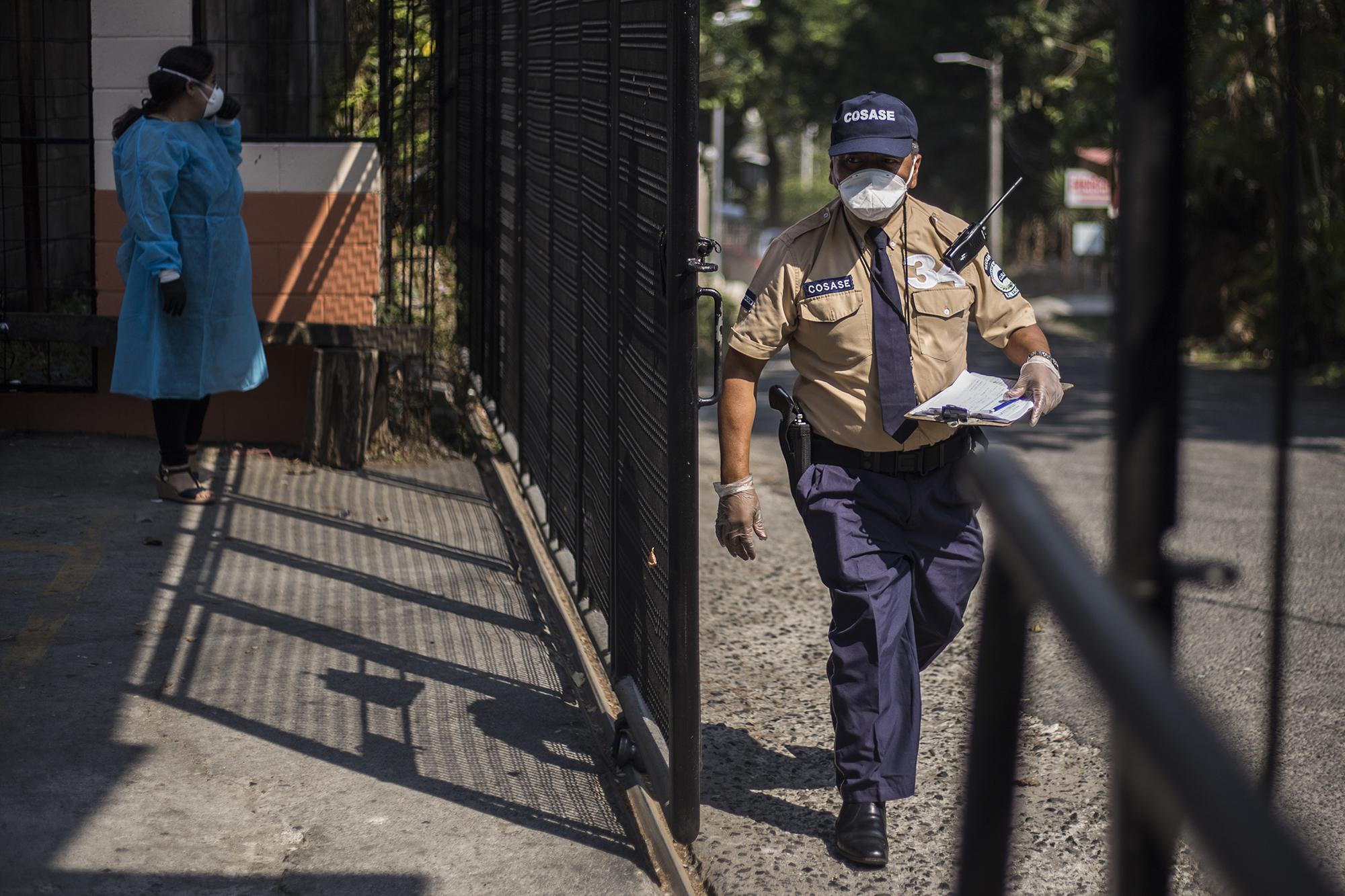 Dina de Méndez permaneció en la incertidumbre por más de 24 horas. Su esposo falleció en un centro de contención el miércoles 1 de abril. El Ministerio de Salud matuvo bajo reserva el caso, incluso para la familia, hasta el día siguiente. En la imagen, Dina espera frente a la entrada del hospital Saldaña, en Los Planes de Renderos, en San Salvador, los resultados de la autopsia. Aunque su esposo no murió a causa del virus, según el Gobierno, su cadáver fue enviado al Saldaña para el exámen forense. Foto de El Faro: Víctor Peña.