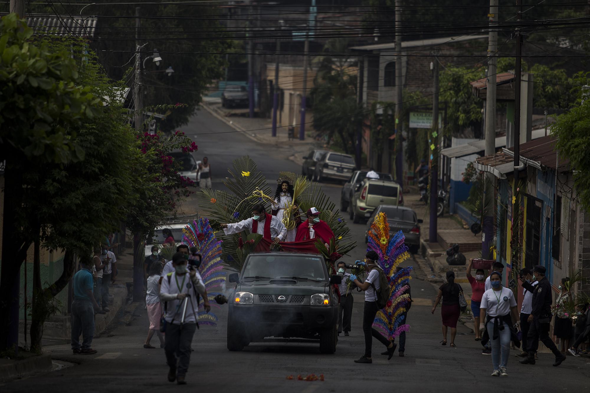La procesión caminaba sola. Los fieles que salieron a verla lo hicieron desde las puertas de sus casas. La imagen de Jesús, que representa su entrada a Jerusalén, recorrió las calles y colonias de Nahuizalco. En época normal, la procesión es seguida por miles de feligreses y las calles son adornadas con alfombras hechas de aserrín y sal.