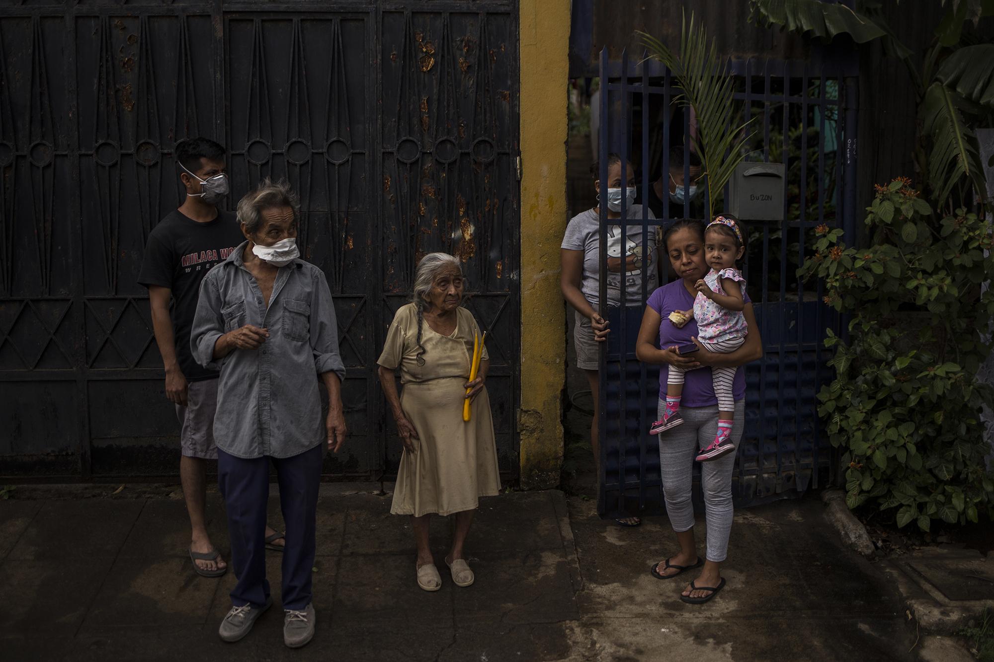 En la 2.ª Calle Poniente del Barrio El Calvario, una familia entera salió a ver el paso de la procesión. Entre ellos, dos ancianos mayores de 60 años, el grupo más vulnerable al COVID-19.  En esta misma calle, la Policía Nacional Civil exigió que cinco personas que seguían a la procesión con flores y ramos regresaran a sus viviendas.