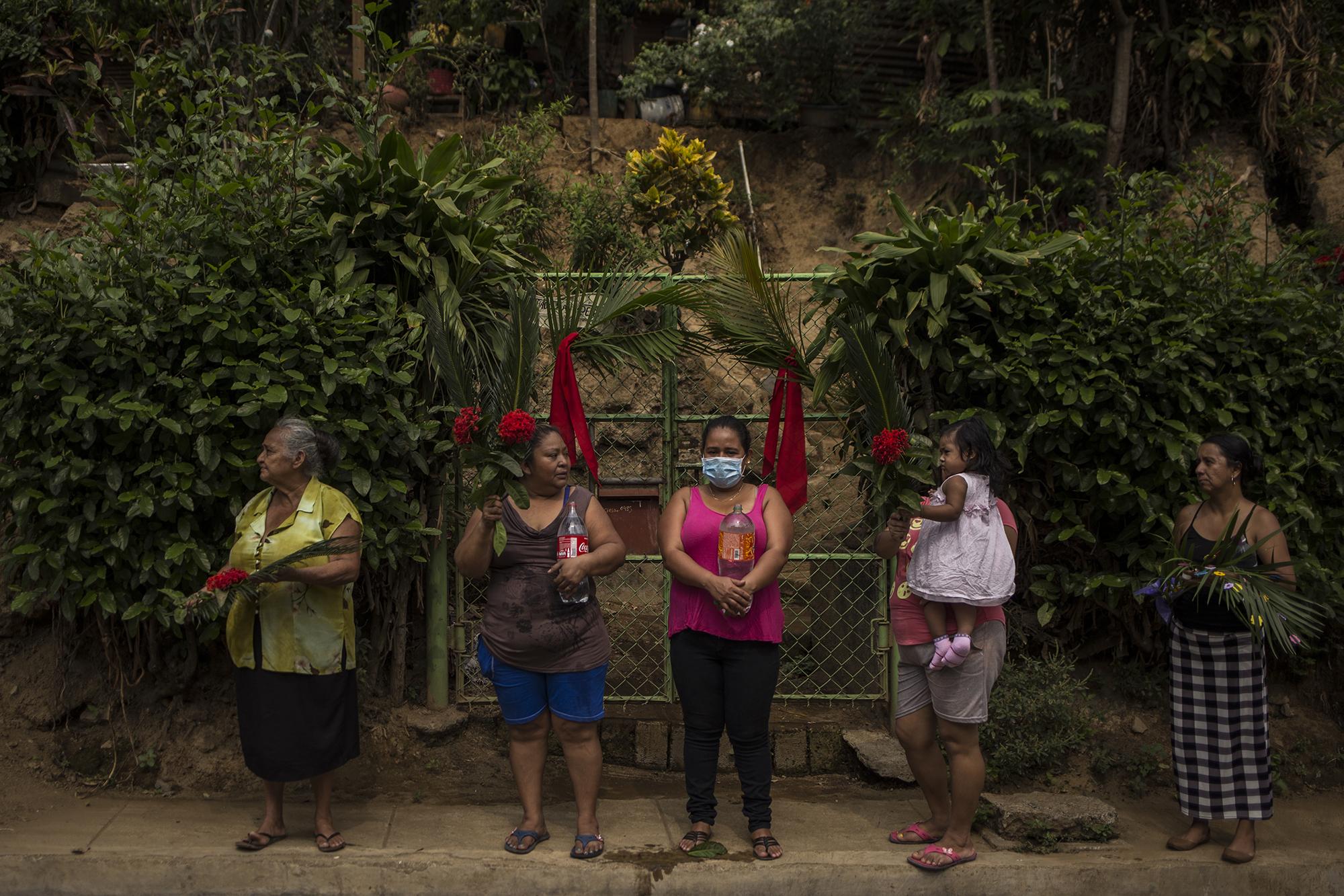 La falta de acceso a mascarillas especiales para la población es también un síntoma de la desigualdad en El Salvador. El gremio médico ha reclamado al Gobierno que, previo a la emergencia, no haya existido un control de ventas ni un sistema ordenado de distribución de mascarillas para los equipos médicos destinados a combatir la pandemia. La ausencia mascarillas especiales es  nula en lugares recónditos como la zona rural de Nahuizalco. El Gobierno ha lanzado el mensaje de que nadie salga sin mascarilla, pero no todos pueden acceder a una. A veces ni siquiera si esta es de tela (ineficaz para protegerse del virus).