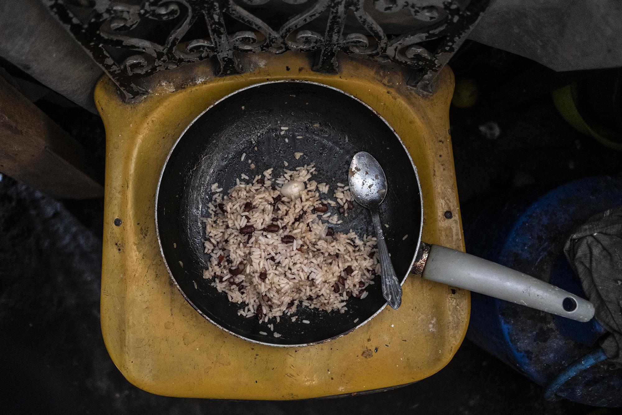 El 31 de marzo del 2020, en plena cuarentena, en la casa de Antonia Alfaro solo quedaba una sartén con arroz y unos granos de frijol, era lo último que había para comer para dos mujeres adultas y un niño. No quedaba más para el siguiente día.