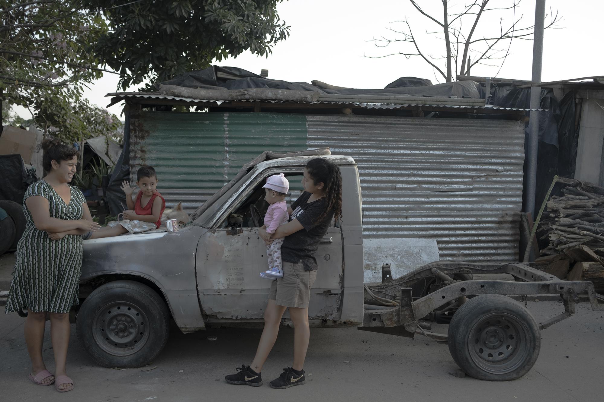 Graciela Umaña (izquierda) tiene 21 años, trabajaba de hacer limpieza en un colegio de Ciudad Merliot. Su salario era de $80 quincenales. Graciela es vecina de Karina Rivas, de 23 años, ambas son madres. Karina trabajaba en el mercado de Merliot, pero su patrona le dijo que ya no llegara para evitar las multitudes en el mercado. Karina dice estar a punto de acabar con los pocos ahorros que tenía. Ninguna de las dos mujeres salió beneficiada con el bono de $300.