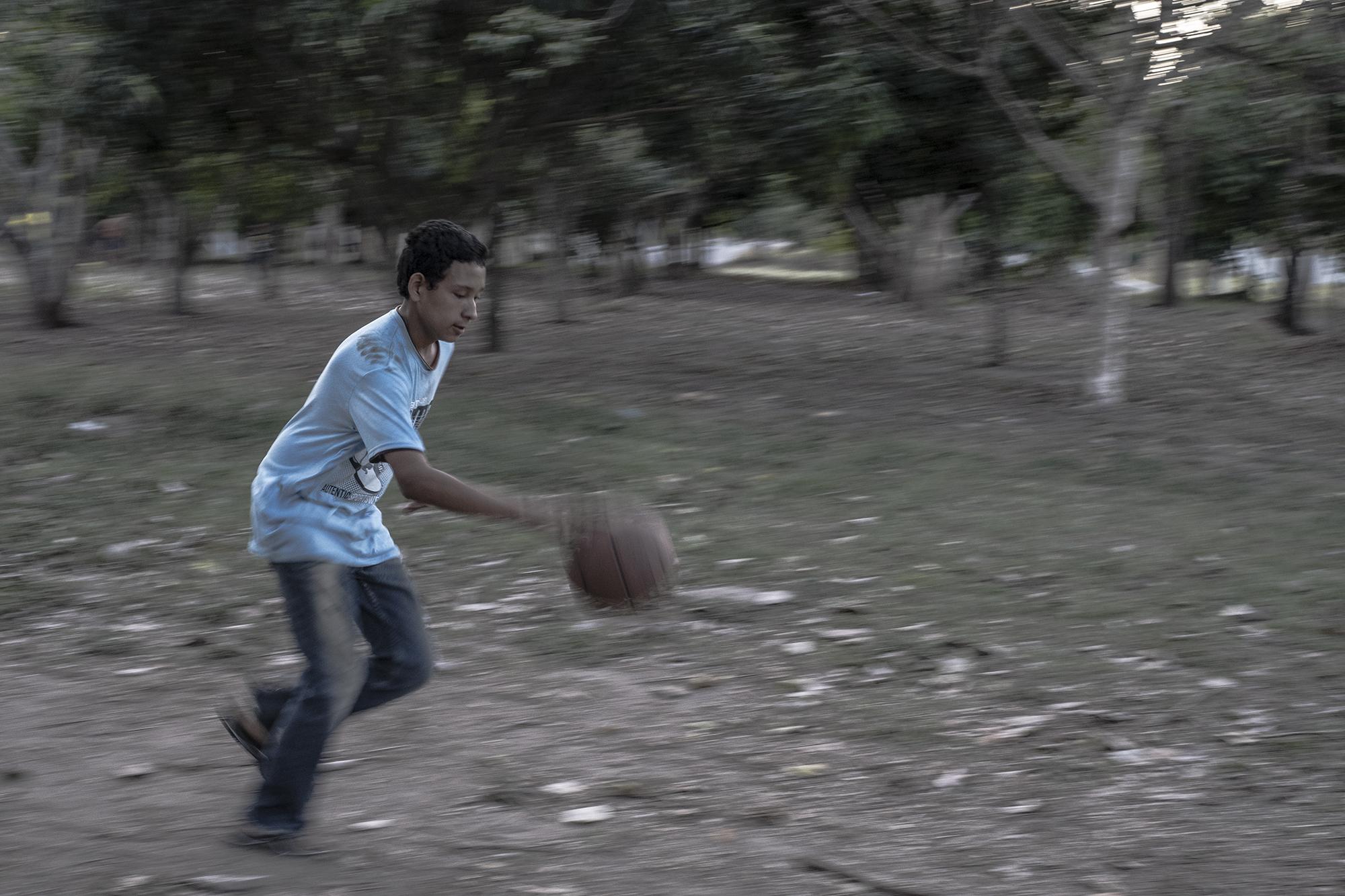 Fredy Hernández tiene 14 años y estudia octavo grado. Fredy no tiene computadora y no puede acceder al sistema para hacer las tareas en linea. 