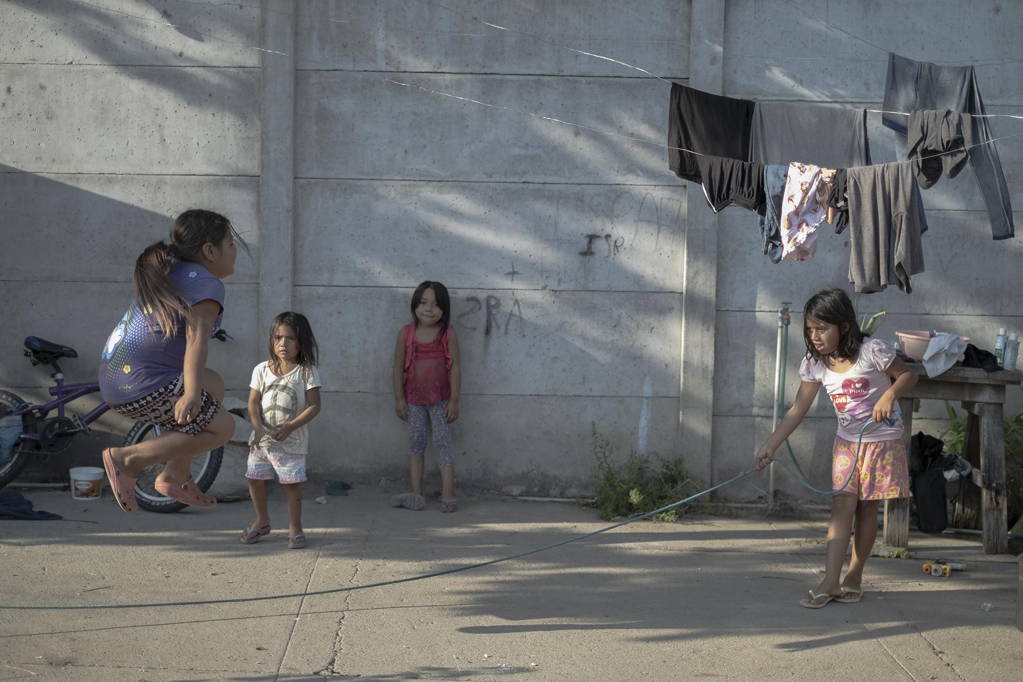 Aquí es normal ver a los niños jugar en la calle en plena cuarentena, la calle es el único espacio que tiene para distraerse, las casas son estructuras improvisadas en muy poco espacio. Para los padres es muy complicado mantenerlos dentro de las casas de lámina en las que hace un calor insoportable y viven hasta diez personas.