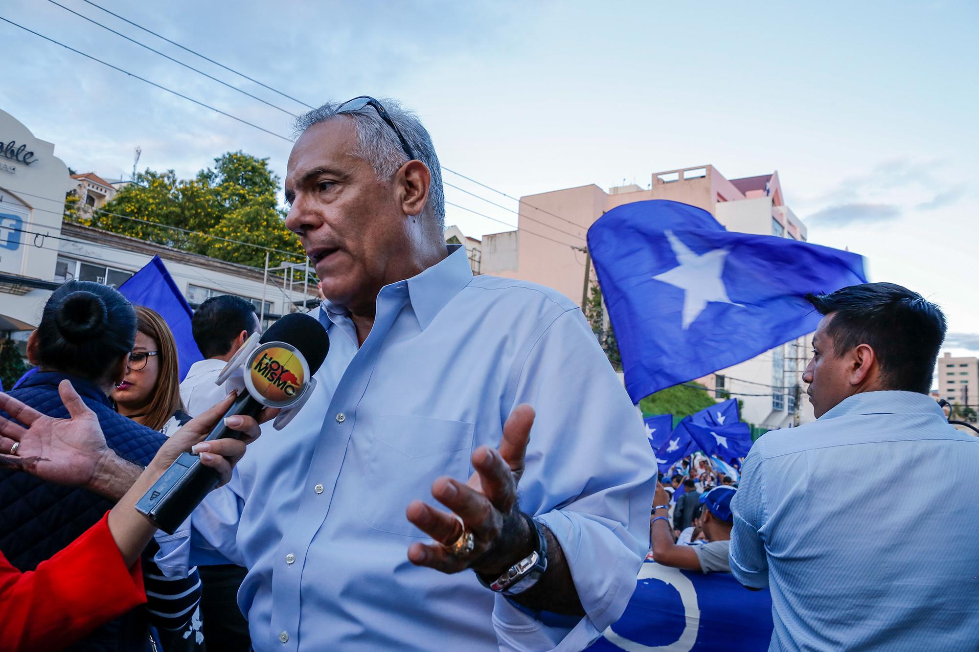 Óscar Álvarez speaking to the press after a march in support of the National Party and President Hernández. Tegucigalpa, November 28, 2017. Photo: Martín Cálix.