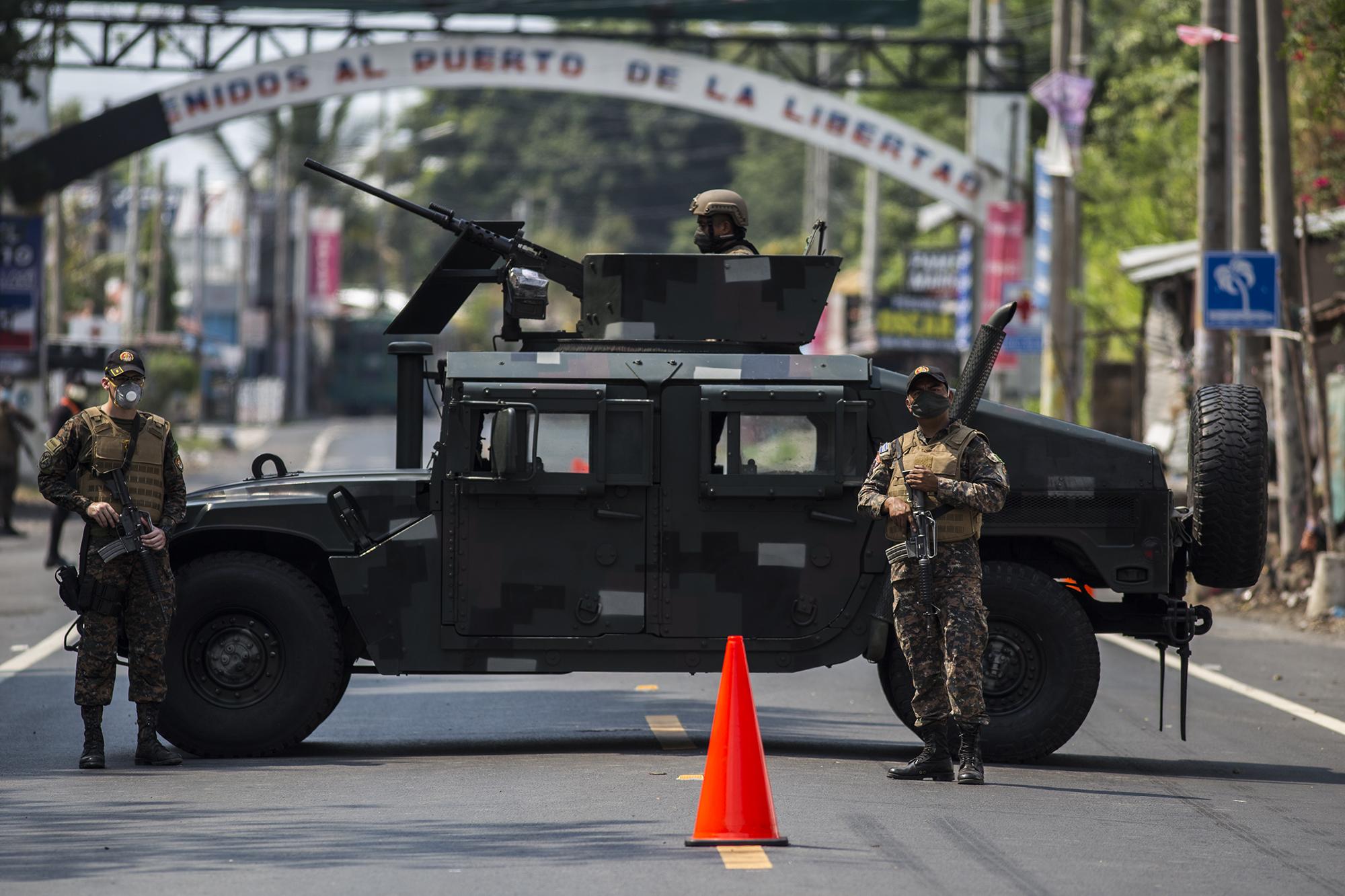 La noche del viernes 17 de marzo, La Fuerza Armada estableció un cordón militar para impedir el libre tránsito en el Puerto de La Libertad y garantizar que los habitantes respetaran la cuarentena domiciliar, según la Presidencia. El primer retén bloqueó por completo el acceso a la ciudad con una Humvee militar y más de diez soldados.