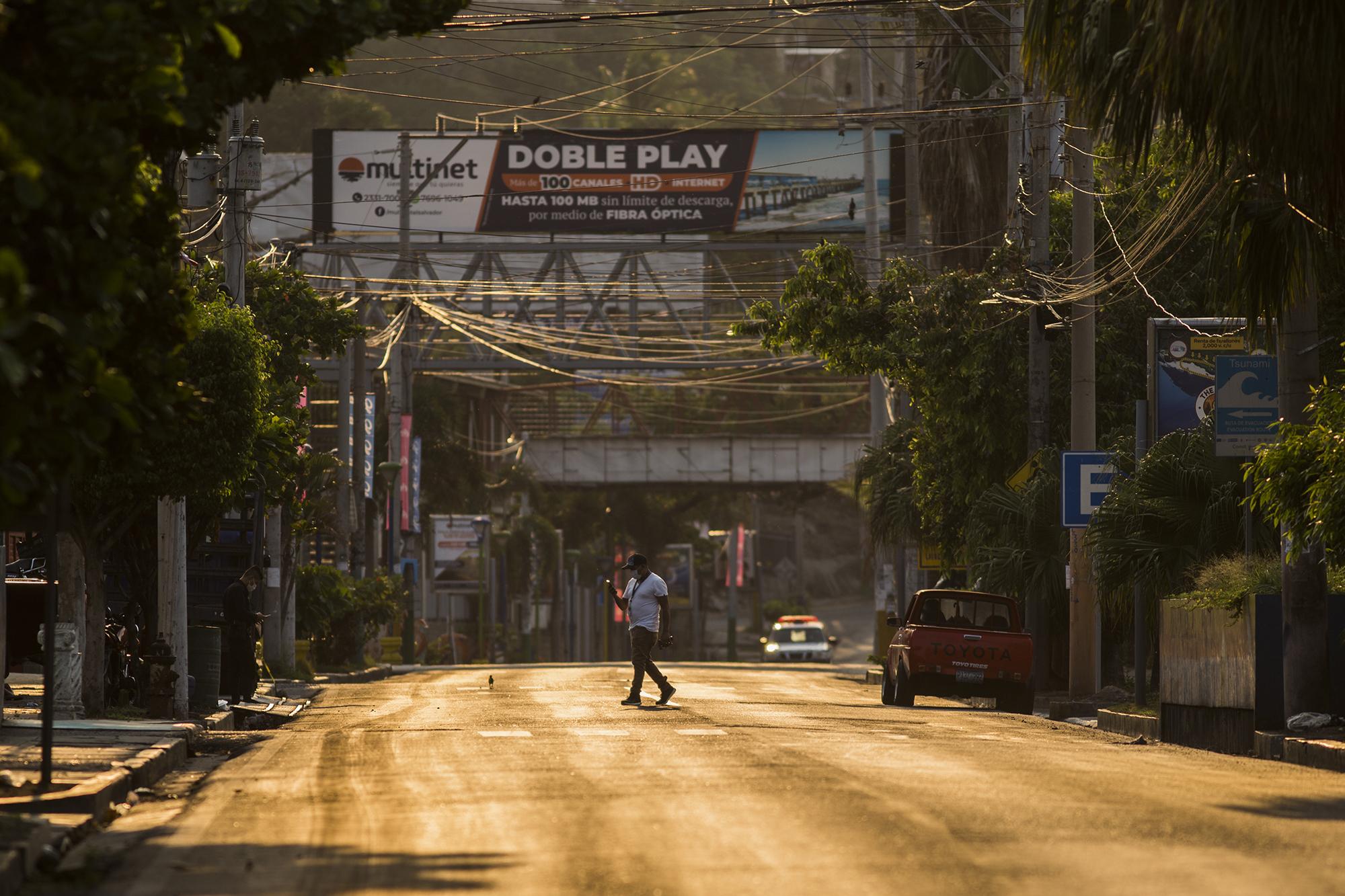 El cerco militar desconectó el abastecimiento y comercio de víveres para pobladores de cuatro municipios. La carretera Litoral cruza toda la ciudad hasta conectar con las playas más populares del departamento de La Libertad. En esta arteria, Ejército y Policía montaron un operativo hasta la entrada de los municipios de Talnique, Tamanique y Jicalapa, los pueblos de la Cordillera del Bálsamo. Cada fin de semana, sus habitantes llegan al Puerto para hacer el mercado. Este sábado, nadie salió a comprar víveres en la zona, una práctica que ha sido protegida por la Sala de lo Constitucional.