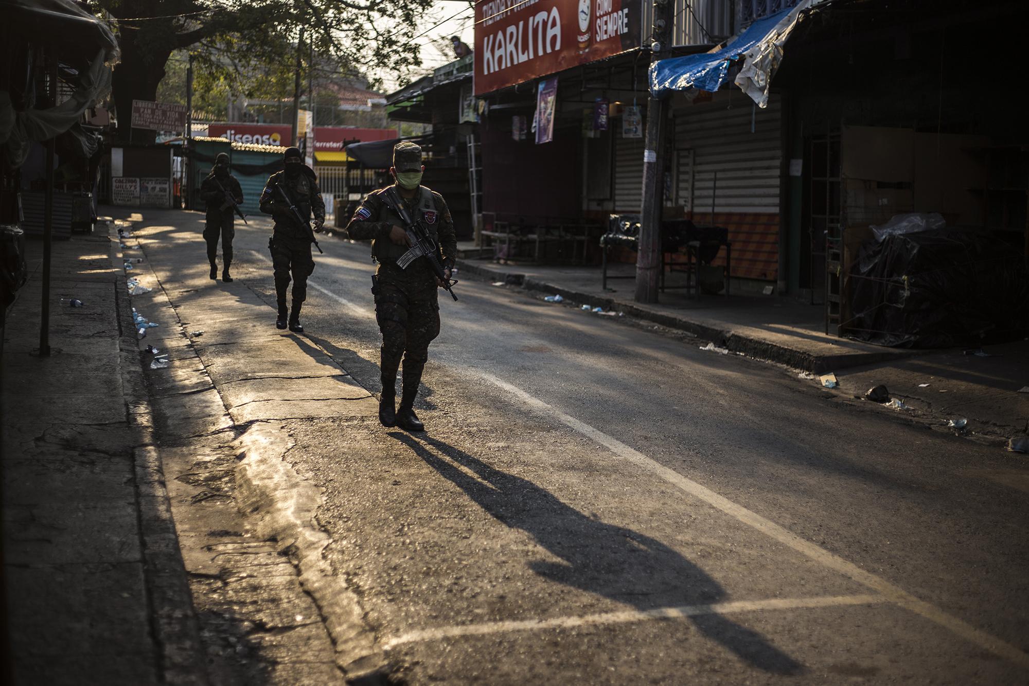 La Fuerza Armada se tomó todas las calles del casco urbano del municipio de La Libertad, en el que habitan más de 35 mil personas. En cada esquina había dos soldados o más. En la imagen, una cuadrilla patrulla las instalaciones del mercado municipal, en las primeras horas del sábado 18 de abril.