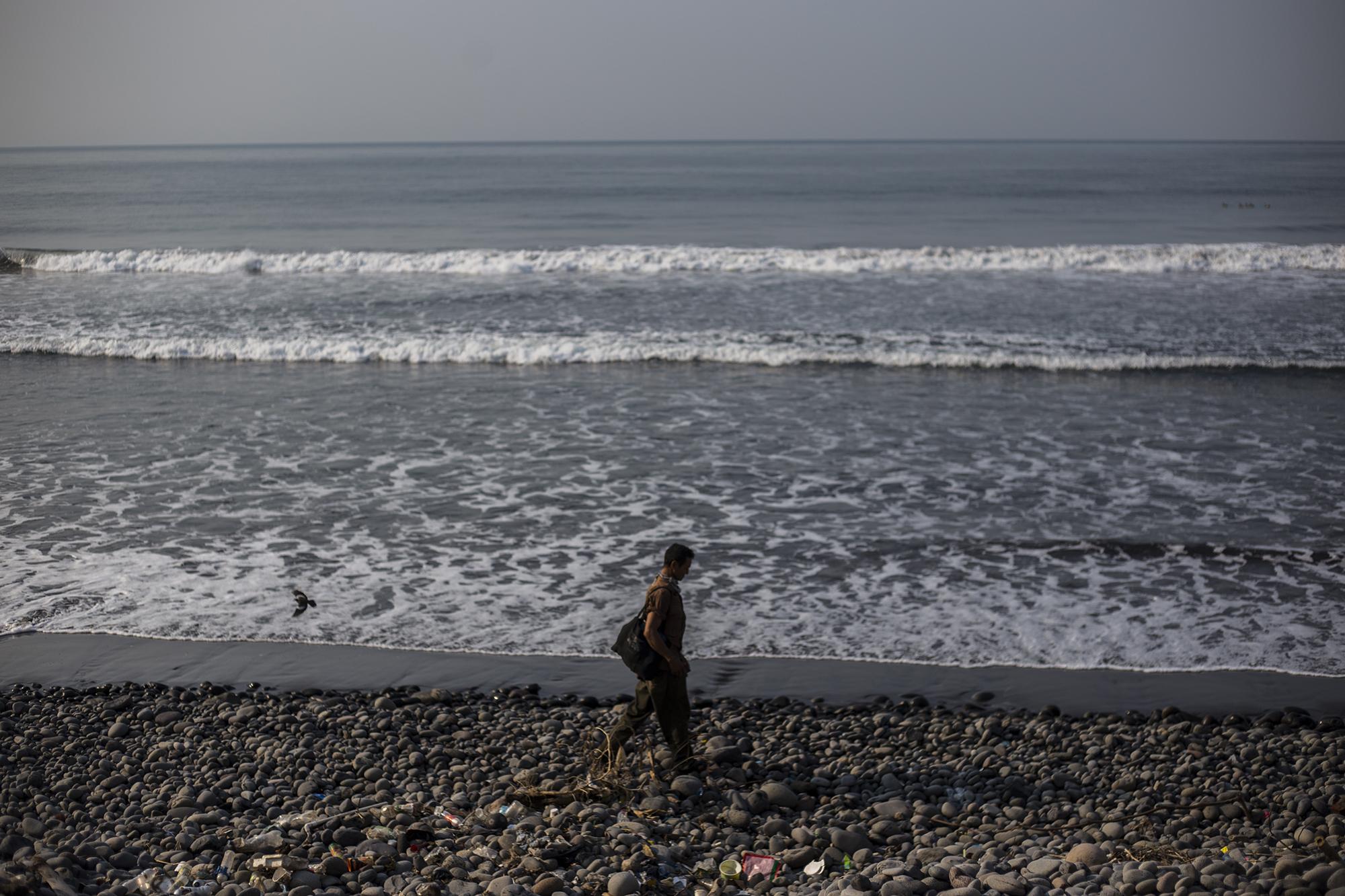 Los negocios frente al mar han permanecido cerrados desde que inició la emergencia. Las medidas del Gobierno en esta ciudad también paralizaron la pesca artesanal este fin de semana.