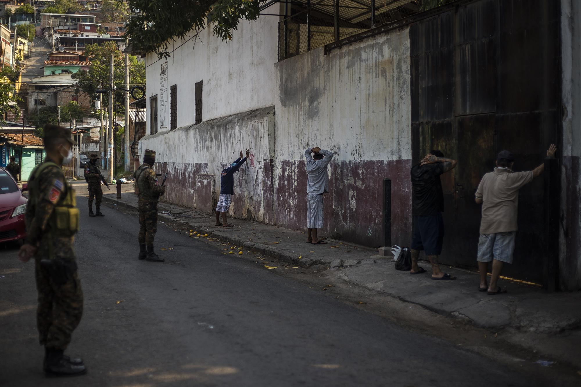 “Ahorita nadie debe andar trabajando. No los quiero volver a ver en la calle”, dijo un militar a dos panaderos y dos pescadores que circulaban cerca de un retén ubicado sobre la 1 Avenida Norte. Los retuvieron durante 15 minutos y luego los liberaron. Consultado por este tipo de detenciones, censuradas por la Sala de lo Constitucional y la Procuraduría de Derechos Humanos, el militar dijo:  “No vamos a detener a nadie. No tenemos autorización de nada, solo hay que hacer ‘presioncita’”. El militar añadió que patrullaban para “garantizar” que todos los habitantes del municipio permanecieran en sus casas.