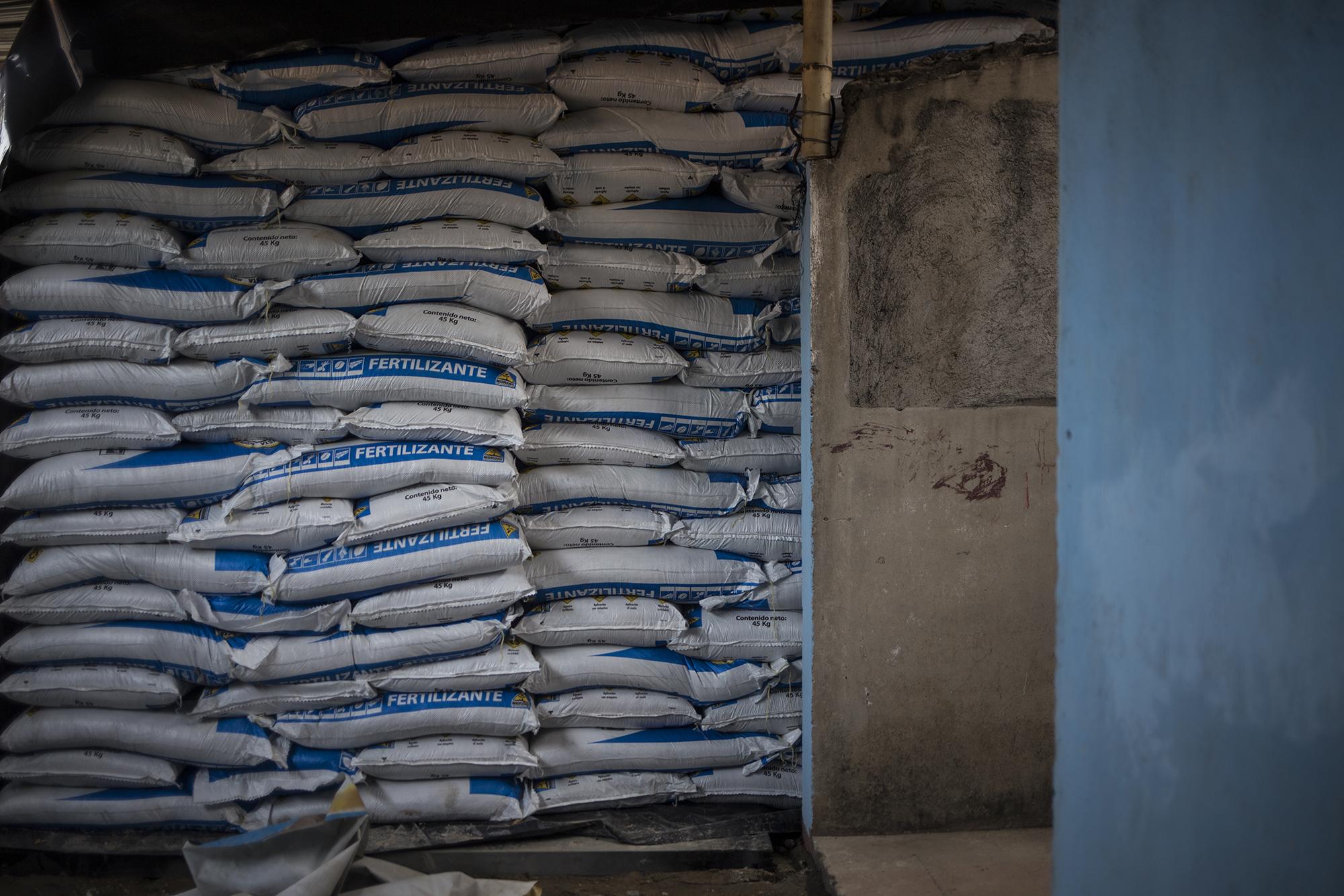 La sede del partido Nuevas Ideas en el municipio de Panchimalco ha sido utilizada como bodega para almacenar más de 200 sacos de fertilizantes, propiedad del Ministerio de Agricultura y Ganadería. Foto de El Faro: Víctor Peña.