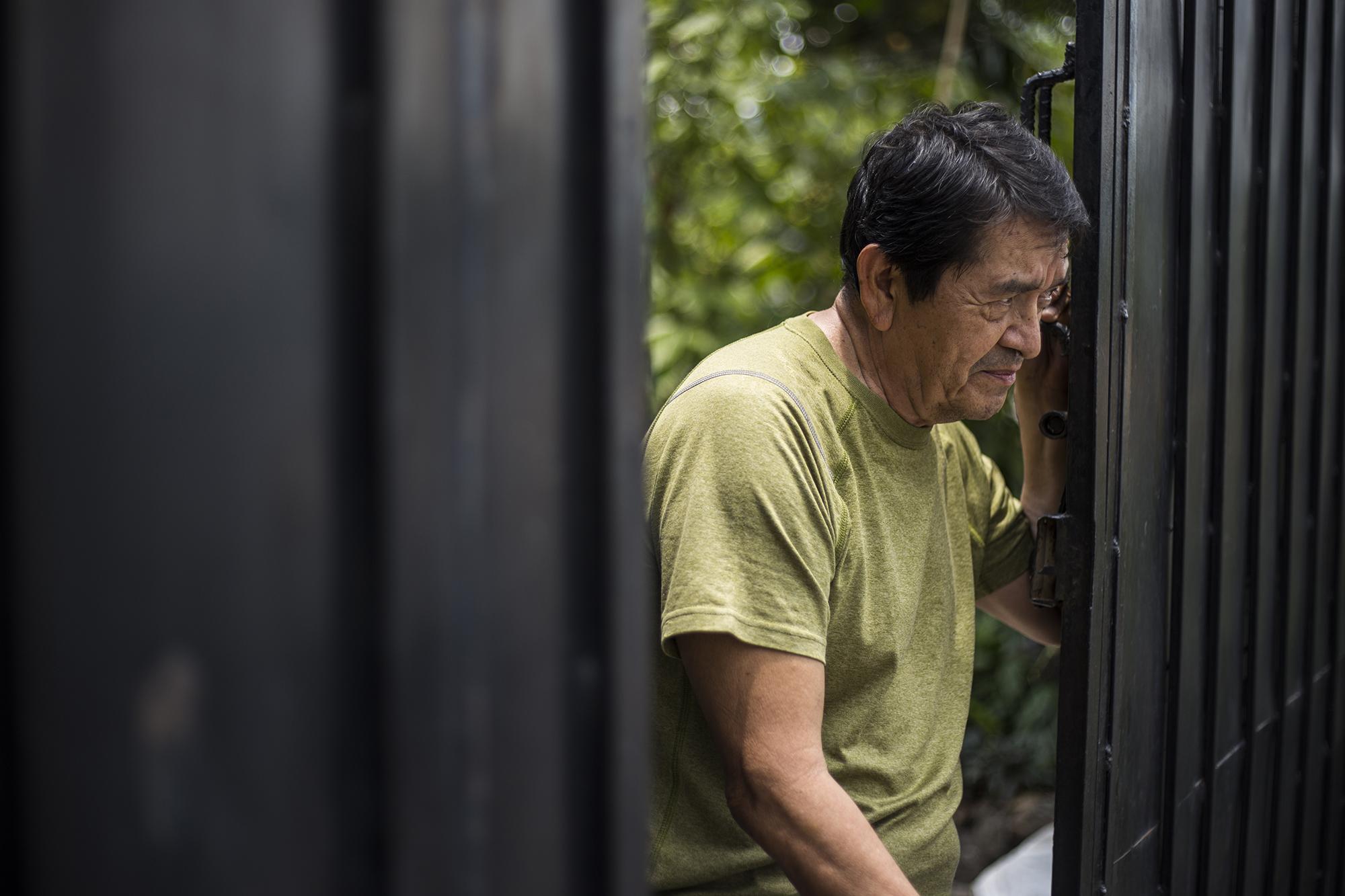 Miguel Ángel Ramos, secretario municipal de Nuevas Ideas, conversa desde la puerta de su casa con periodistas de El Faro. Foto: Víctor Peña.