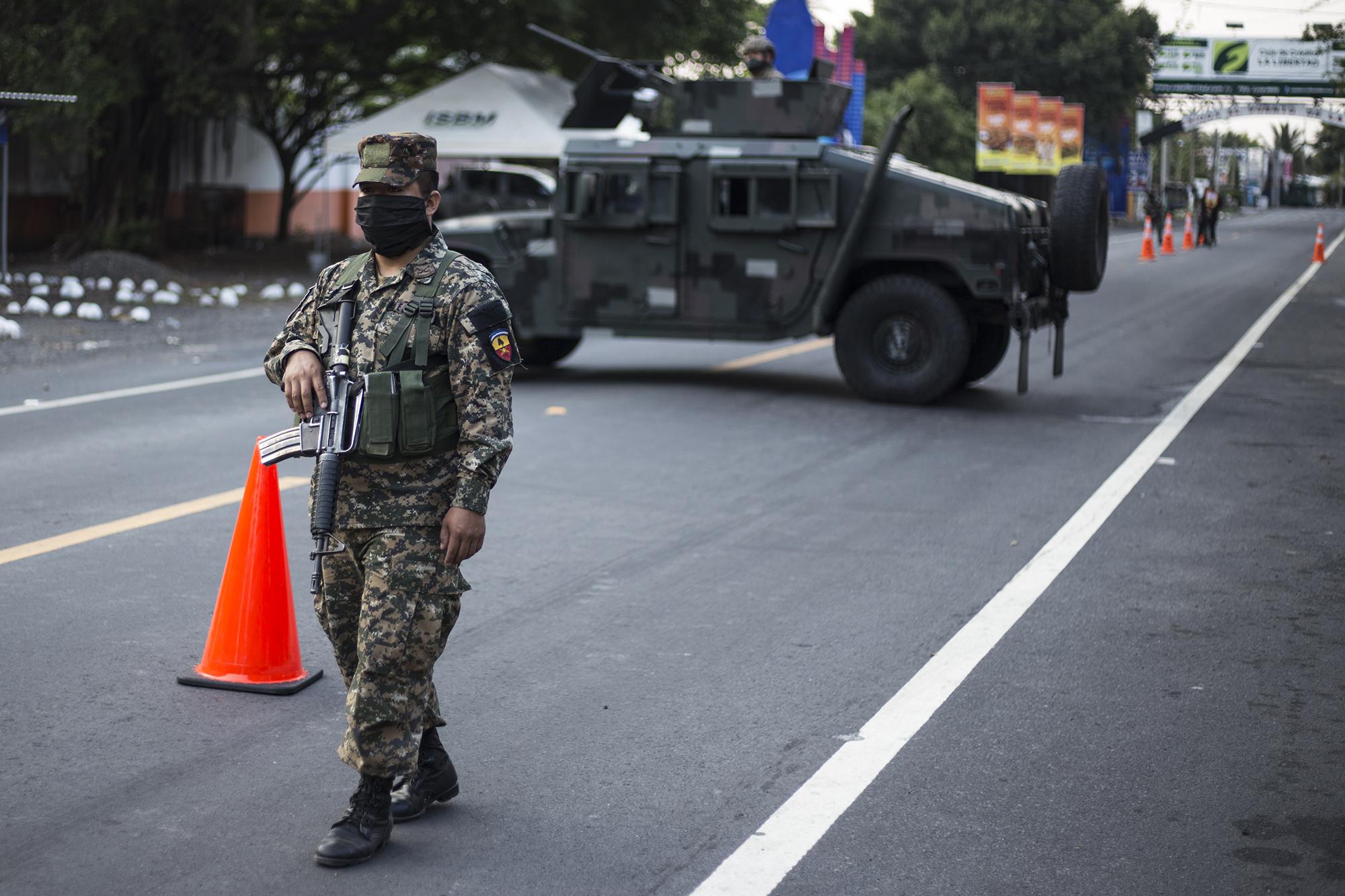 Soldados custodian la entrada al Puerto de la Libertad. La Fuerza Armada montó un cordón alrededor del municipio a partir de la noche del viernes 17 de abril. Durante 48 horas toda la ciudad fue tomada. Negocios, habitantes y comerciantes tuvieron prohibido salir de sus casas, después que el presidente Bukele ordenara el cierre por Twitter, tras señalar a sus habitantes de haber violado la cuarentena domiciliar. Foto de El Faro: Víctor Peña. 