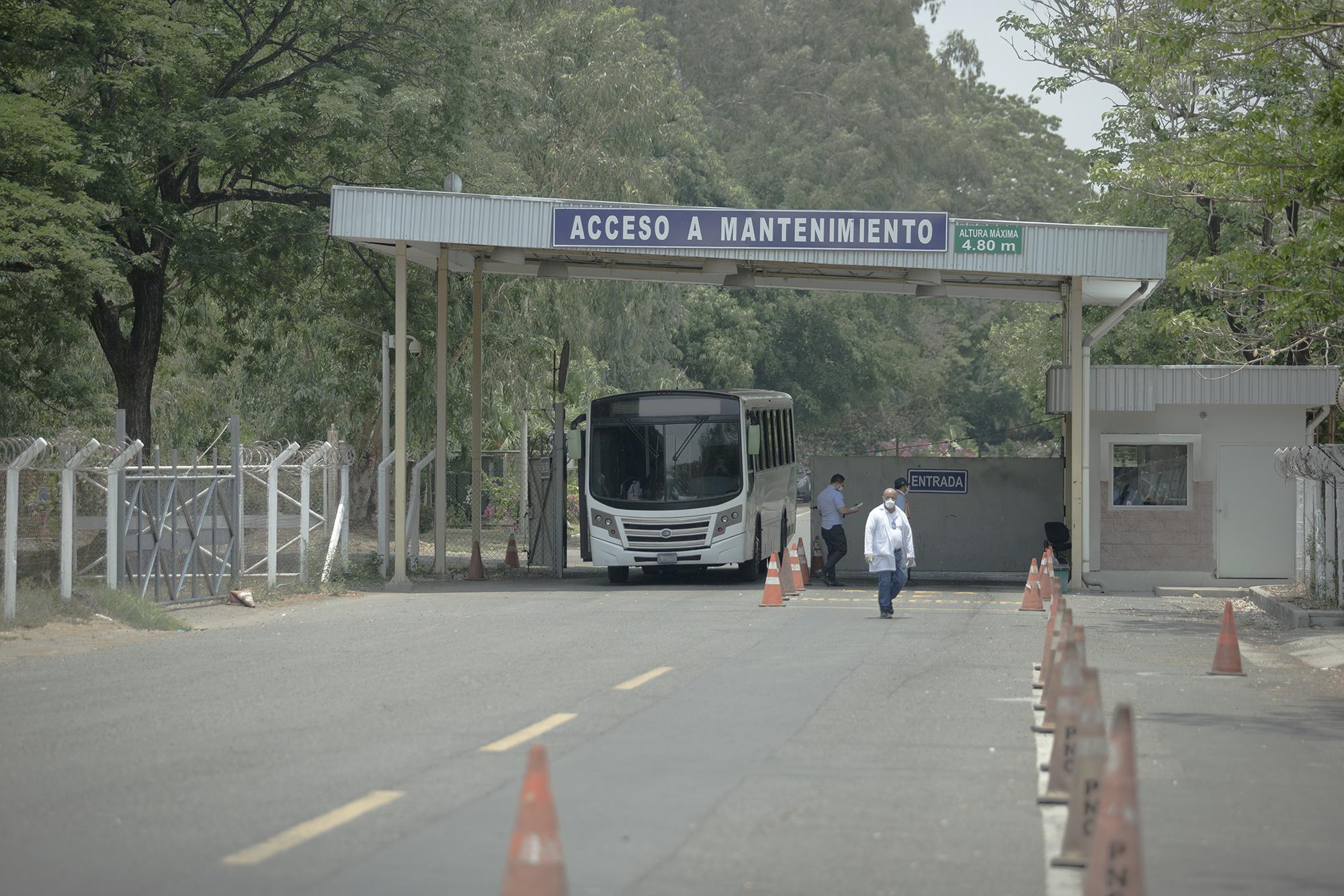 A las 11:00 a.m. del 21 de abril de 2020, un autobús con 30 deportados a bordo salió del sector 1 del Aeropuerto Internacional Óscar Arnulfo Romero. Foto de El Faro: Carlos Barrera