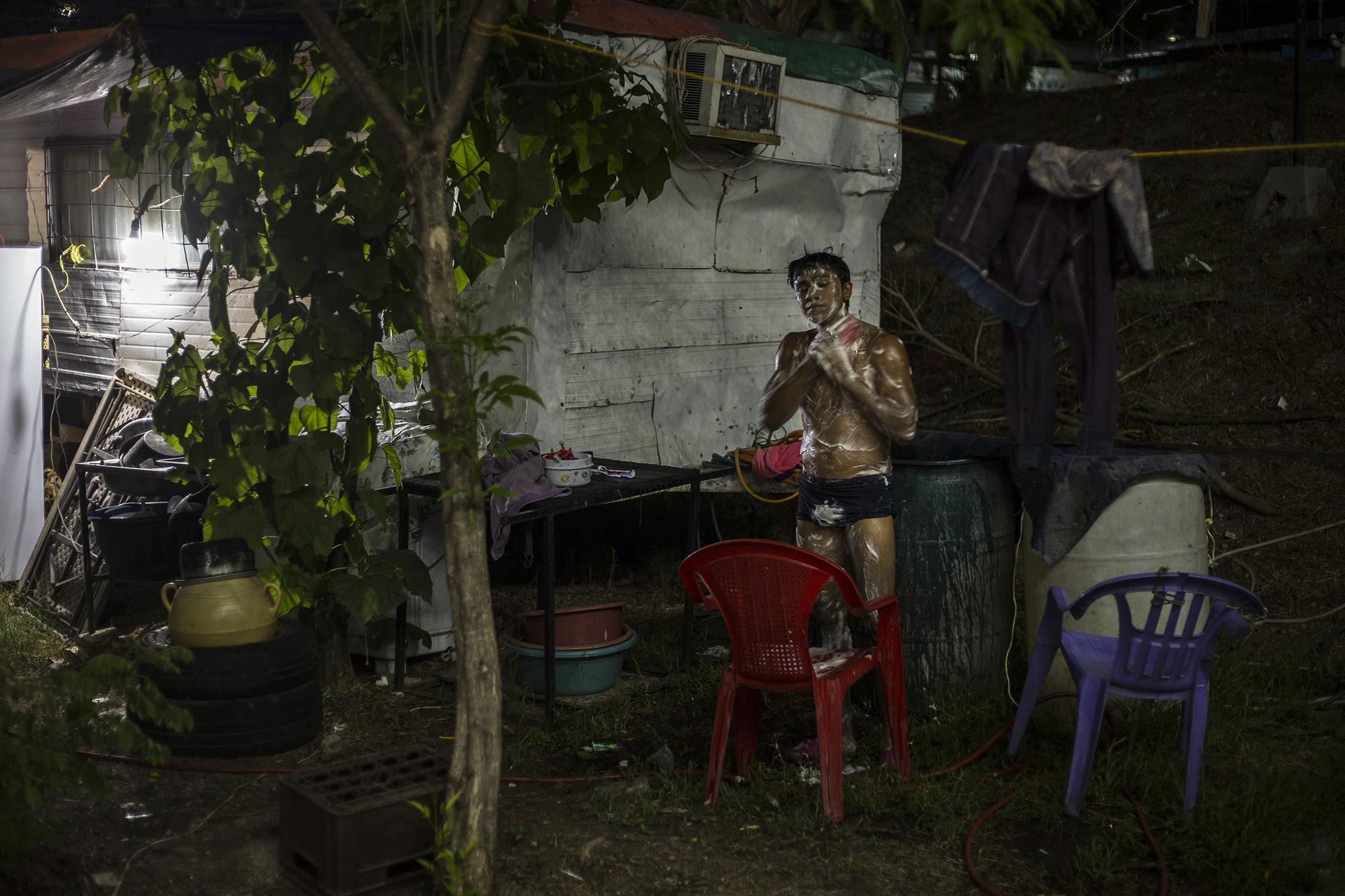 La noche del 17 de abril, Ánthony se bañaba y se alistaba para su presentación a puertas cerradas bajo la carpa del Red Bulls. El circo le apasionaba desde que era un niño, y ese día, después de 40 días sin función volvería al escenario. Se maquilló, se puso sus zapatillas negras y su traje elástico azul. En los días buenos gana hasta 30 dólares; en días malos, 5. Esa vez actuaba para recaudar fondos. El circo es su casa.