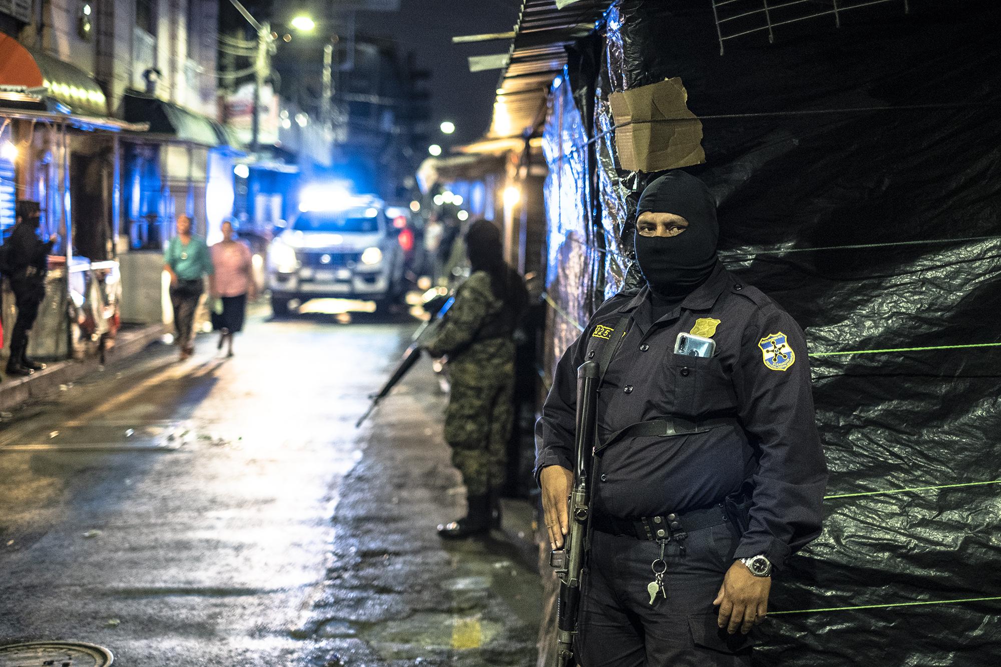 Operativo conjunto de la policía y la fuerza armada en el Centro Histórico, los operativos se realizan para que nadie viole la cuarentena domiciliar debido a la pandemia del coronavirus. Foto de el Faro: Carlos Barrera