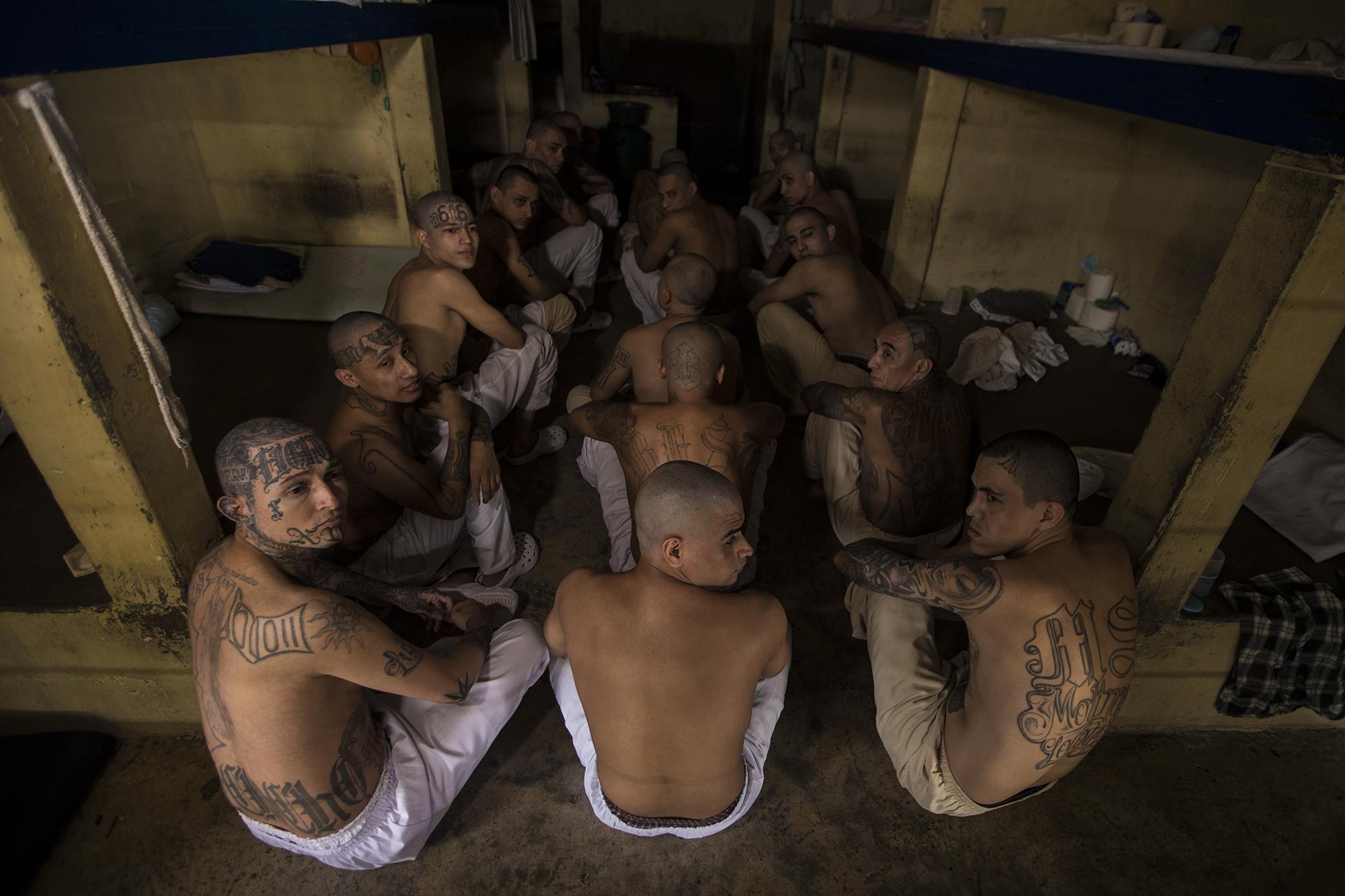 Gang members from Mara Salvatruch 13 and both factions of Barrio 18 were placed together in the same cells. Photo from El Faro: Víctor Peña.