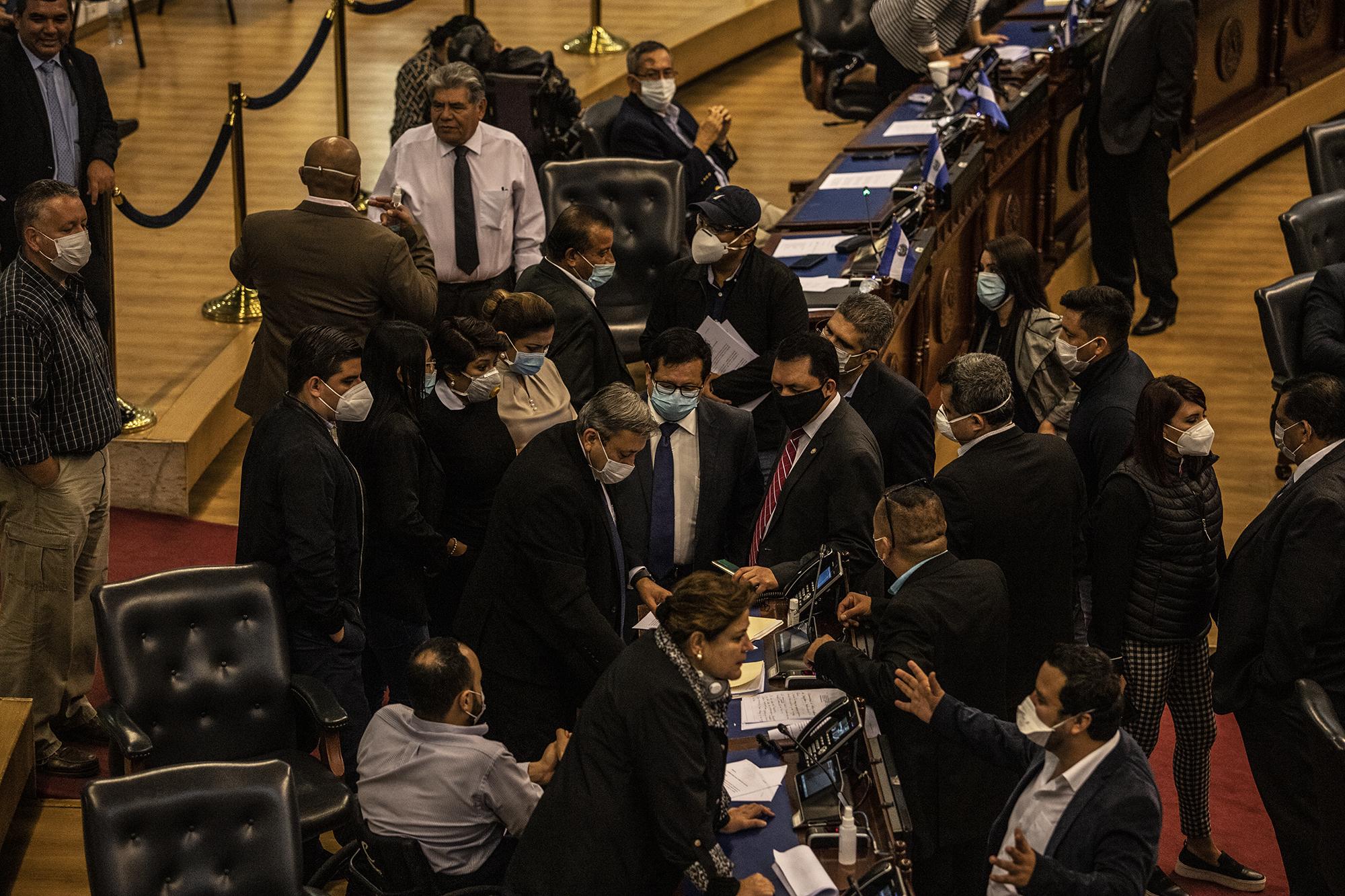 Diputados del partido Arena durante una discusión con Mario Ponce en la Plenaria Extraordinaria en 16 de abril, en la sesión se buscaba extender el estado de emergencia nacional por 15 días, al final se logró prorrogar con 65 votos a favor. Foto de El Faro: Carlos Barrera